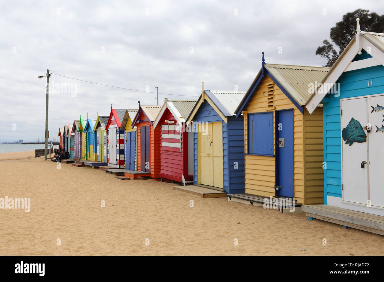 Visitare l'Australia. Brighton Scatole di balneazione in Melbourne, Victoria, Australia sulla spiaggia di Port Phillip Bay Foto Stock