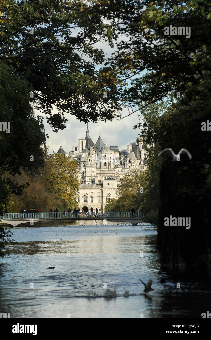 St James Park Lake in St James Park, Horse Guard edifici, vecchia guerra Edificio per uffici e Whitehall Court visto da Blue Bridge di Londra, Inghilterra, unità Foto Stock