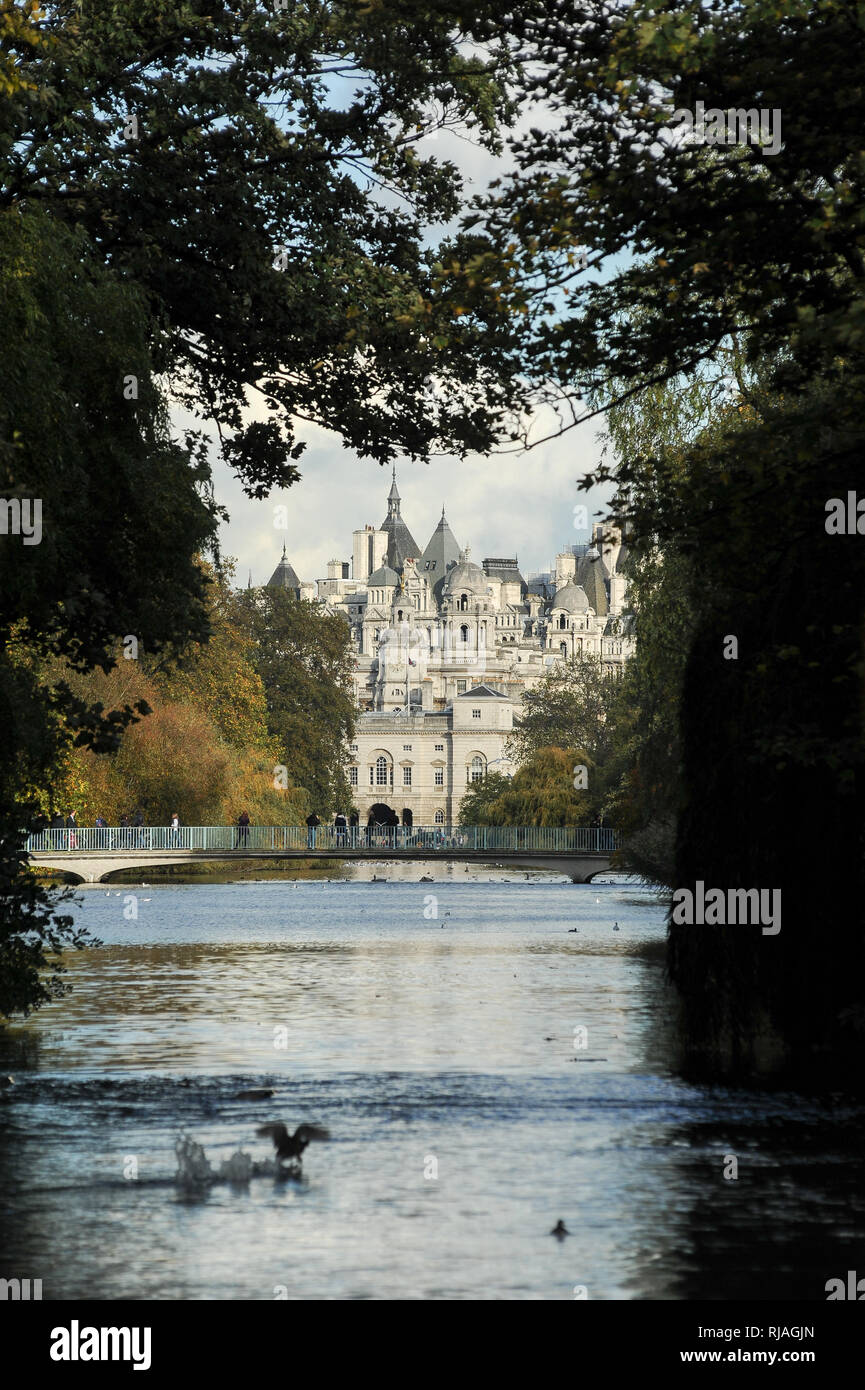St James Park Lake in St James Park, Horse Guard edifici, vecchia guerra Edificio per uffici e Whitehall Court visto da Blue Bridge di Londra, Inghilterra, unità Foto Stock