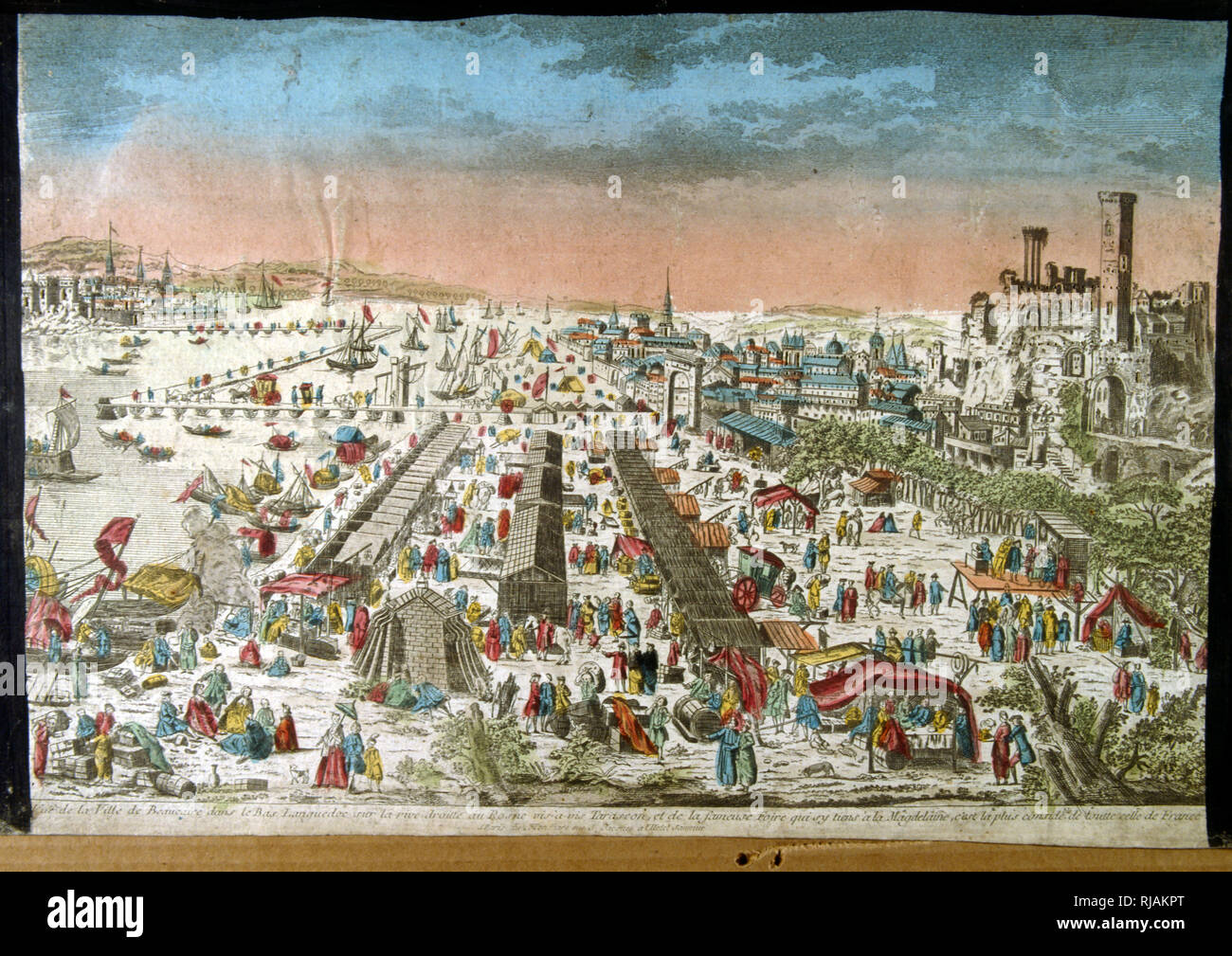 Xix secolo vista della città di Beaucaire, nel Languedoc Francia meridionale. Circa 1750. Mostra del xviii secolo Scena di mercato al di fuori della città e del porto Foto Stock