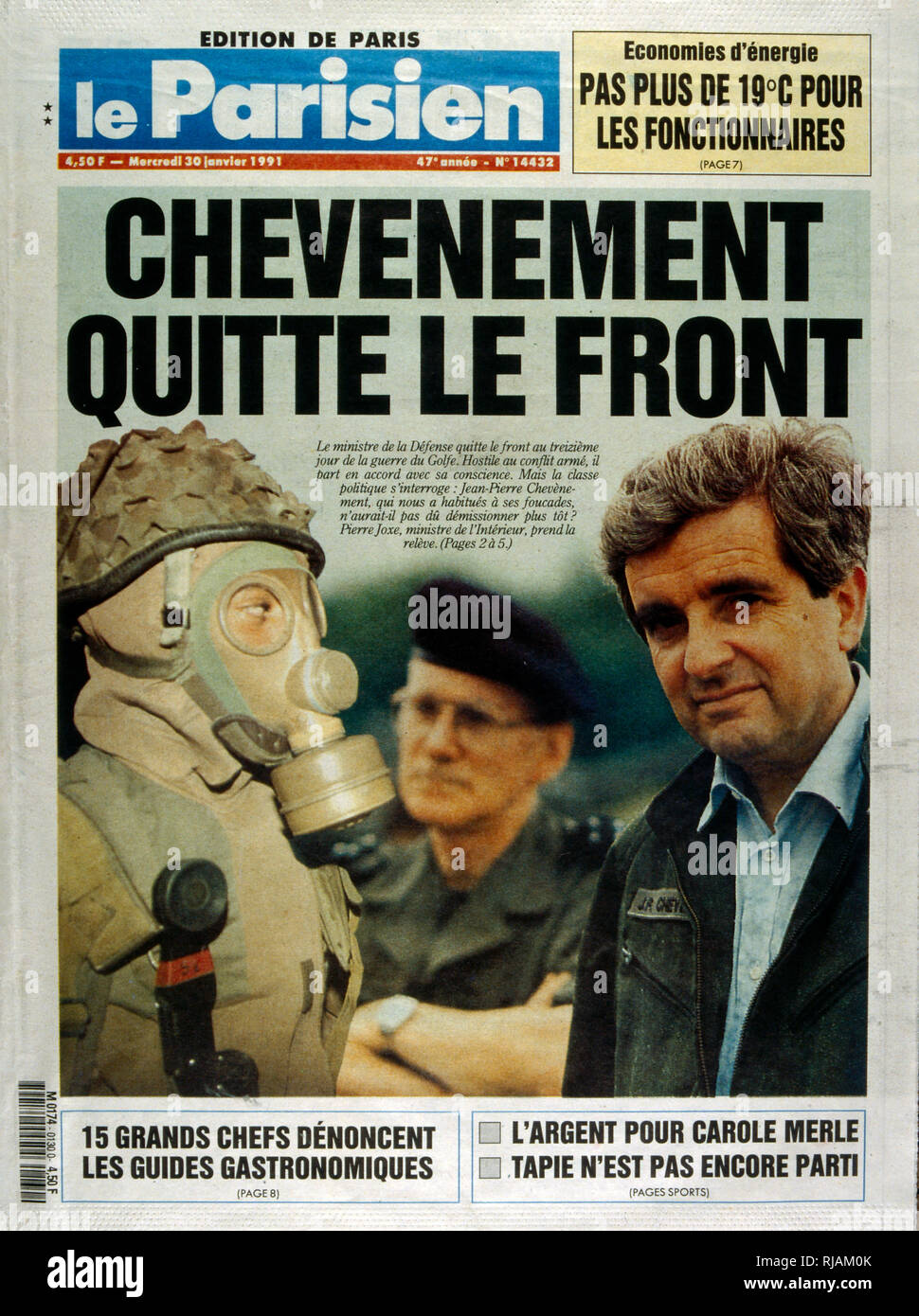 Chevenement si dimette dal governo francese headline in Le Parisien giornale 30 gennaio 1991. Jean-Pierre CHEVENEMENT (nato il 9 marzo 1939) è stato ministro della Difesa francese in 1988, ha servito fino al 1991, quando si è dimesso a causa della sua opposizione alla guerra del Golfo. Chevenement era un candidato nelle 2002 elezioni presidenziali. La guerra del Golfo (2 agosto 1990 - 28 febbraio 1991), nome in codice Operazione Desert Shield e la tempesta di deserto di funzionamento, è stata una guerra combattuta con le forze di coalizione da 35 nazioni condotte dagli Stati Uniti contro l'Iraq in risposta all'Iraq dell' invasione e l'annessione del Kuwait. Foto Stock