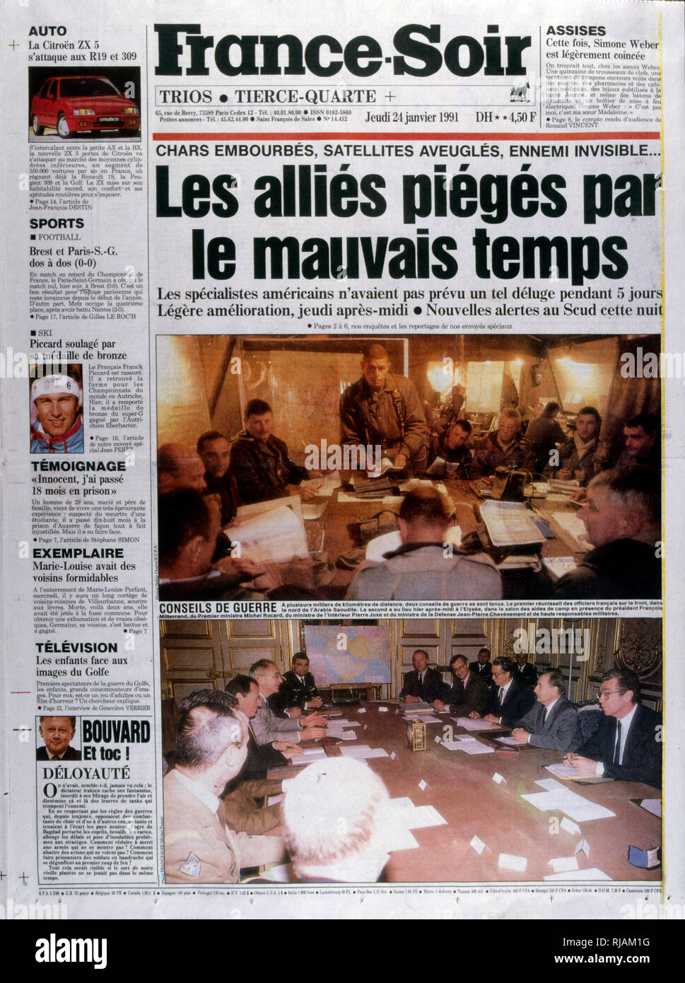 Headline in 'France-Soir' un giornale francese,24 gennaio 1991, relativa all'azione francese nella guerra del Golfo (2 agosto 1990 - 28 febbraio 1991). nome in codice Operazione Desert Shield e la tempesta di deserto di funzionamento, la guerra scatenata dalle forze della coalizione che da 35 nazioni condotte dagli Stati Uniti contro l'Iraq in risposta all'Iraq dell' invasione e l'annessione del Kuwait. Le immagini mostrano il francese archiviato comandanti e la guerra francese mobile sotto il Presidente Mitterrand. Foto Stock