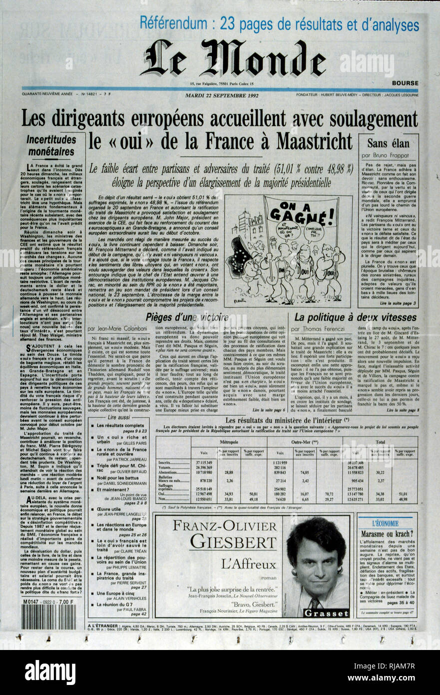 Coperchio del quotidiano francese Le Monde in merito al referendum sul Trattato di Maastricht, tenutosi in Francia, nel settembre 1992. Essa è stata approvata da solo il 51% degli elettori. Il risultato del referendum, noto come ''petit oui'', insieme con la Presidenza danese ''No'' voto sono considerati segnali della fine del ''consenso permissivo'' sull'integrazione europea che esisteva nella maggior parte dell Europa continentale fino ad allora. Da questo punto in avanti le questioni relative al processo di integrazione europea sono state soggette a molto maggiore controllo in gran parte dell'Europa, e palese scetticismo euro guadagnato importanza. Solo Franc Foto Stock