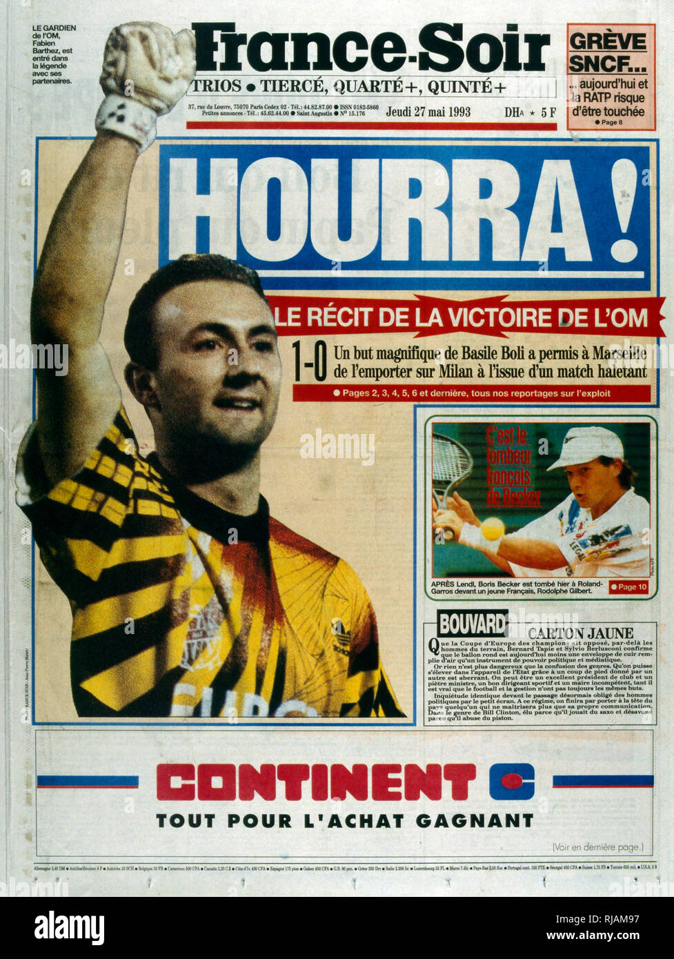 Pubblicazione Francese 'France-Soir' segnalato il Marsiglia football club vincendo la UEFA Champions League nel 1993. Il momento clou di Marsiglia football club - La storia è stato vinto il nuovo formato della UEFA Champions League nel 1993. Basile Boli segnato il solo obiettivo contro l'Italia Milano nella finale svoltasi a Monaco di Baviera stadio olimpico. Questo trionfo, tuttavia, è stata seguita da un decennio di declino. Nel 1994, a causa di irregolarità finanziarie e un match che fissa scandalo che coinvolgono allora Presidente Bernard Tapie Foto Stock