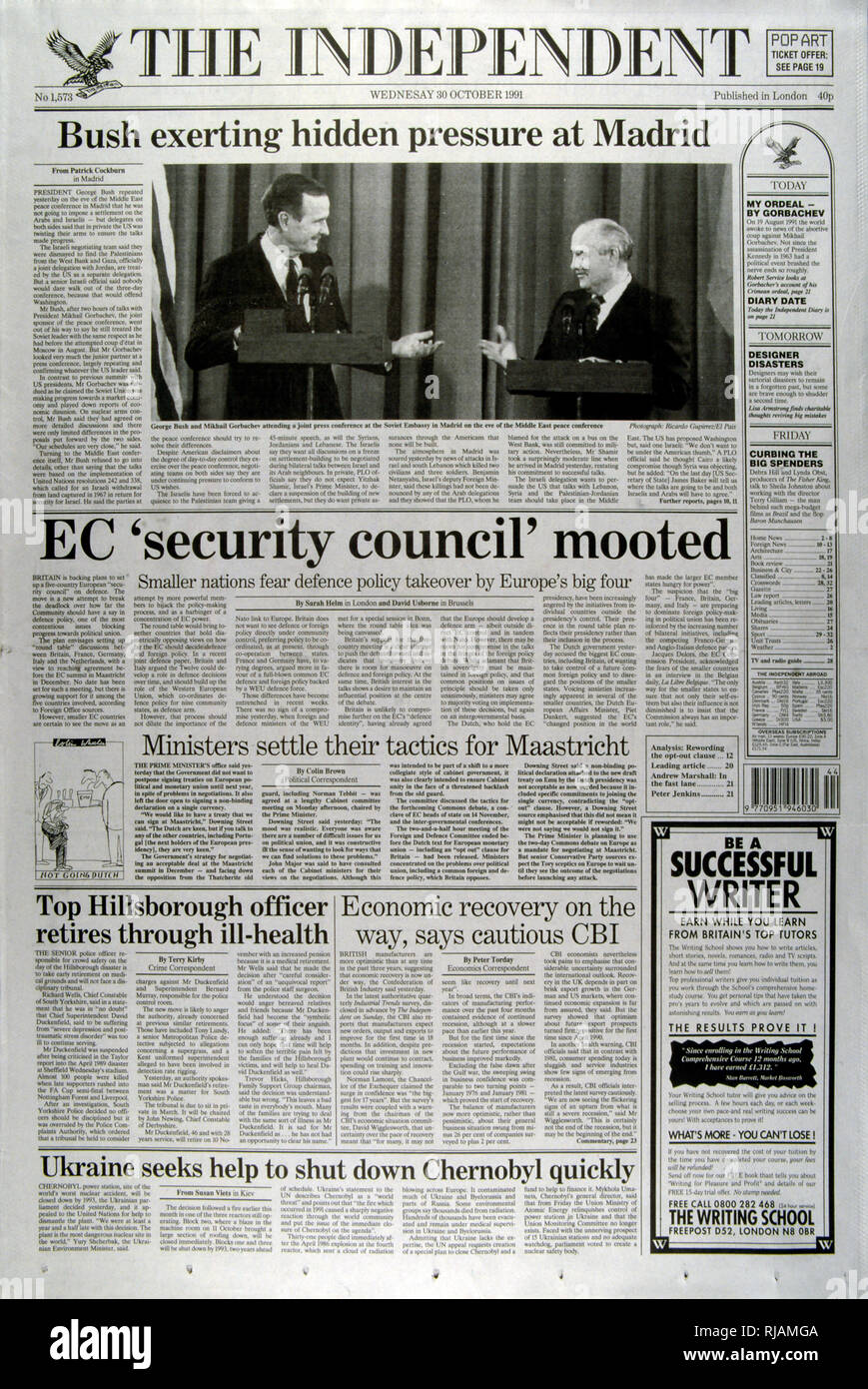 Pagina anteriore della pubblicazione inglese "indipendente" reporting sulla posizione di indebolimento di Gorbaciov in URSS e sulla Conferenza di Madrid del 1991; una conferenza di pace tenutasi dal 30 Ottobre al 1 novembre 1991 a Madrid, ospitato da Spagna e co-sponsorizzato da Stati Uniti e Unione Sovietica. Era un tentativo da parte della comunità internazionale per rilanciare il processo di pace israelo-palestinese attraverso negoziati tra Israele e i palestinesi, come pure paesi arabi, inclusa la Giordania, il Libano e la Siria. Foto Stock
