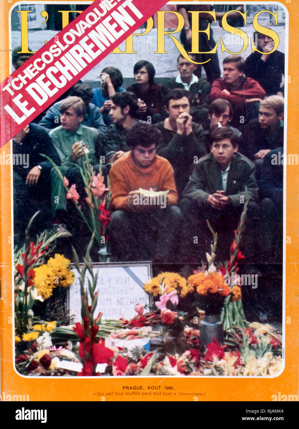 Copertina di "L'Express" una rivista francese che mostra i manifestanti a Praga appena davanti al russo invasione sovietica agosto 1968. Il Patto di Varsavia invasione della Cecoslovacchia, ufficialmente nota come operazione Danubio, era un giunto invasione della Cecoslovacchia da cinque Patto di Varsavia unite la notte del 20-21 agosto 1968. L invasione arrestato correttamente Alexander Dubcek la Primavera di Praga le riforme di liberalizzazione Foto Stock