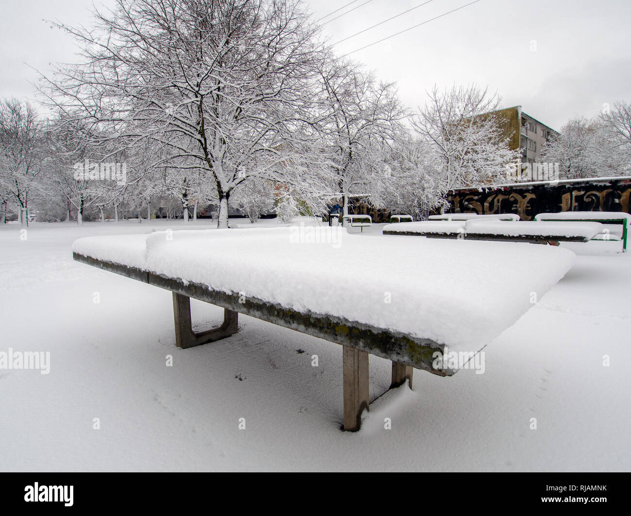 LODZ, Polonia - 4 febbraio 2019: una piscina ping pong coperto di neve. Foto Stock