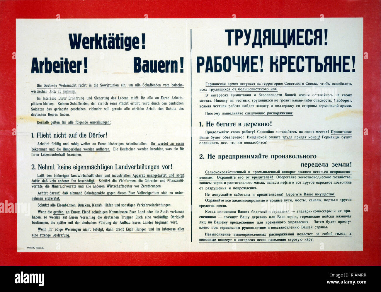 Esercito Tedesco Poster distribuiti in Russia durante il 1941 invasione dell'URSS nella seconda guerra mondiale. Si comincia "lavoratori! Lavoratori! Gli agricoltori! Il tedesco della Wehrmacht invade l'Unione Sovietica al fine di liberare tutti i creatori dal giogo bolscevista. Nell'interesse del vostro cibo e sicurezza della vita, si deve rimanere presso i vostri luoghi di lavoro. Foto Stock