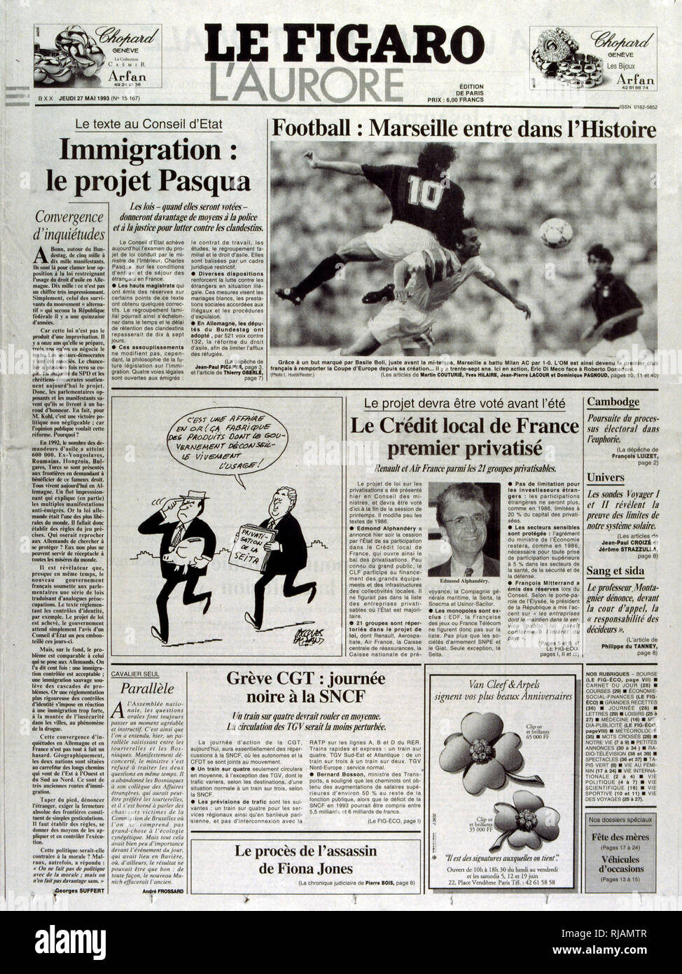 Pubblicazione francese "Le nozze di Figaro" segnalato il Marsiglia football club vincendo la UEFA Champions League nel 1993. Il momento clou di Marsiglia football club - La storia è stato vinto il nuovo formato della UEFA Champions League nel 1993. Basile Boli segnato il solo obiettivo contro l'Italia Milano nella finale svoltasi a Monaco di Baviera stadio olimpico. Questo trionfo, tuttavia, è stata seguita da un decennio di declino. Nel 1994, a causa di irregolarità finanziarie e un match che fissa scandalo che coinvolgono allora Presidente Bernard Tapie Foto Stock