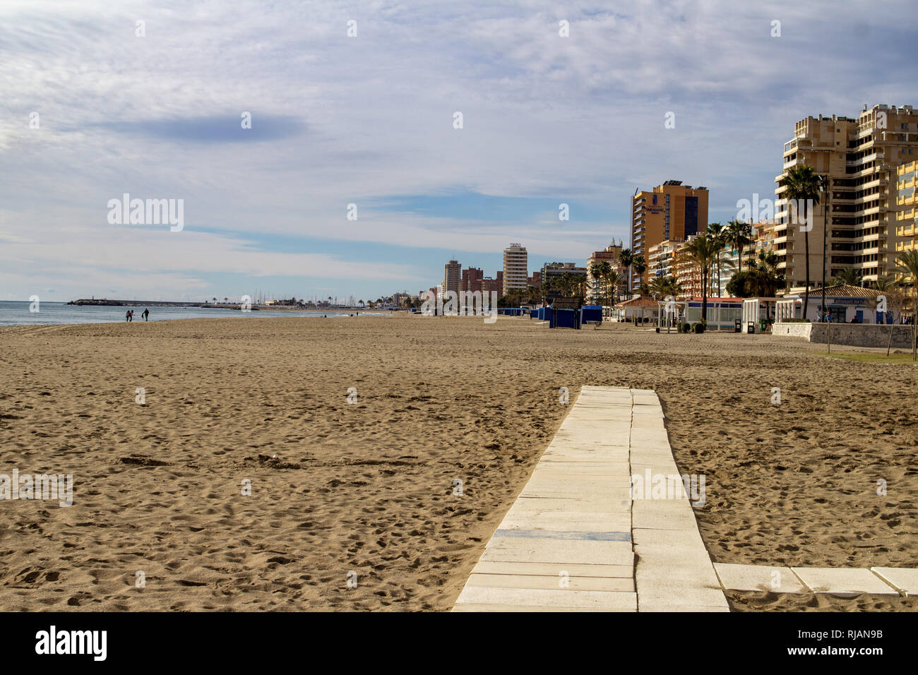 Los Boliches, Spagna una vista della spiaggia quasi deserta di Los Boliches, vicino Malaga, Spagna. Foto Stock