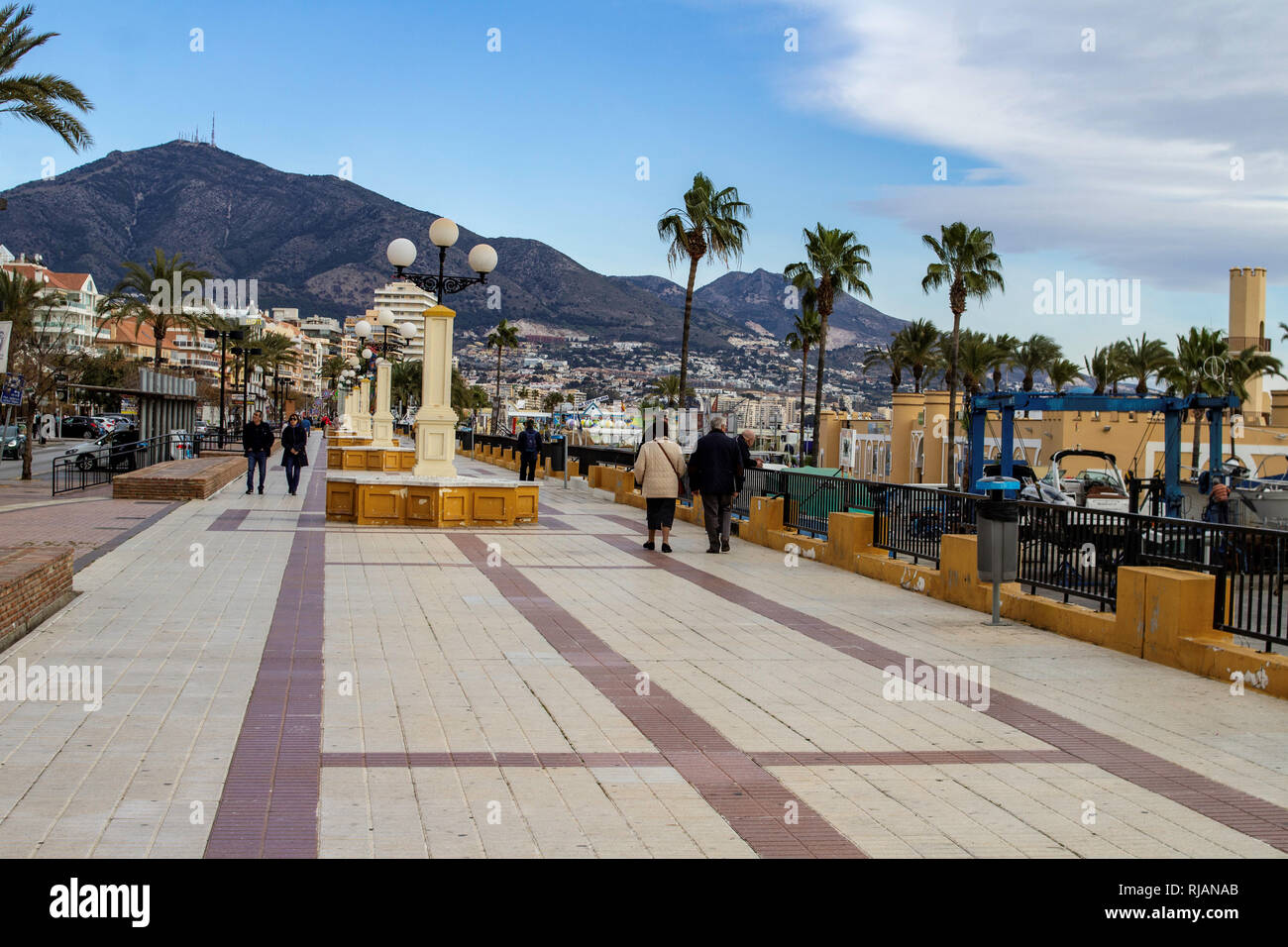 Fuengirola, Spagna. La passeggiata a Fuengirola, Spagna con le montagne della Sierra Nevada sullo sfondo, Foto Stock