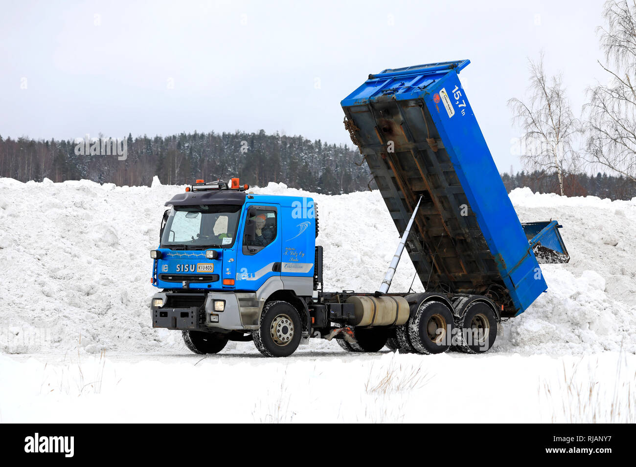 Salo, Finlandia - 2 Febbraio 2019: Blu Sisu E11 ribaltabile elevatore scarica snow cancellato dalle strade e parcheggi comunali neve area di dumping. Foto Stock