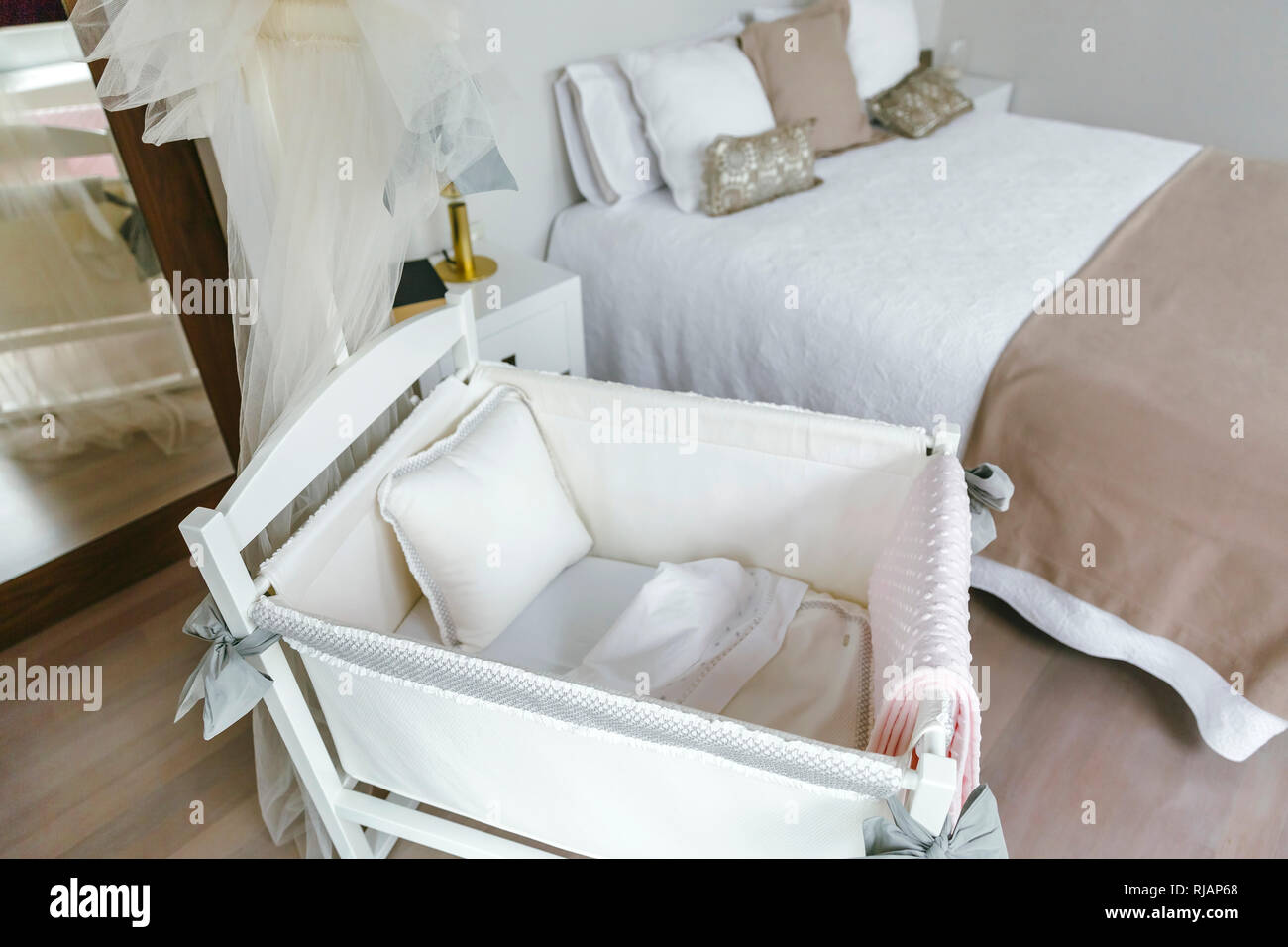 Camera da letto con culla e letto matrimoniale Foto stock - Alamy
