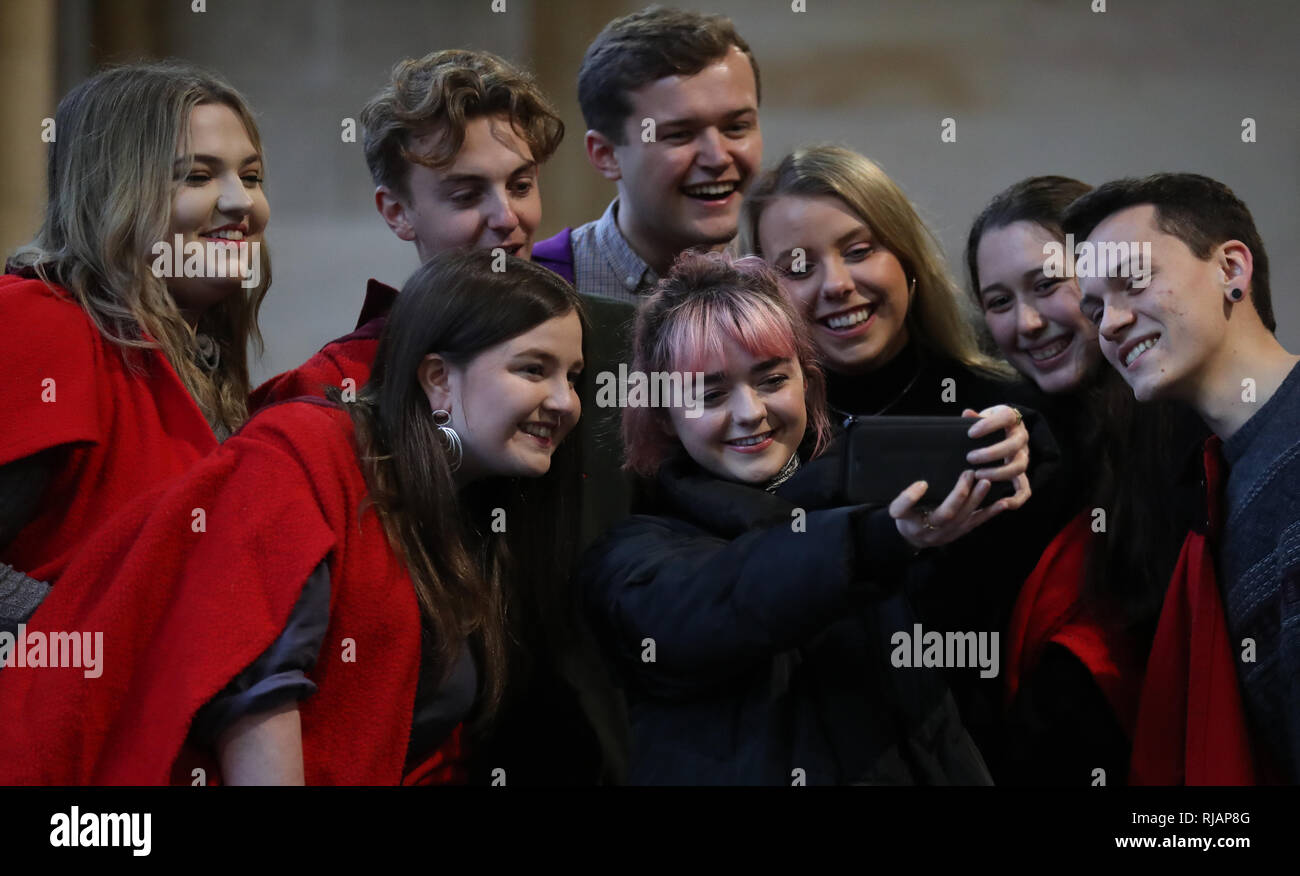 Gioco di troni star Maisie Williams riprende un selfie con gli studenti presso il St Andrews University dove ha frequentato la sua carriera alla settimana e promuovere Daisie - il suo social networking app per i giovani artisti. Foto Stock