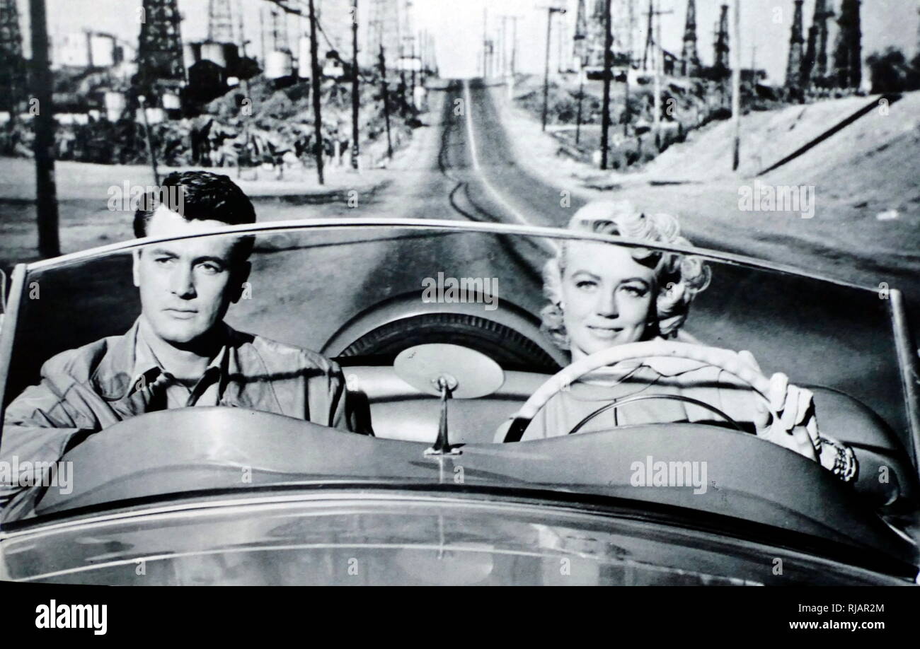 Scritto su il vento è un 1956 American Technicolor film di fiction diretto da Douglas Sirk e interpretato da Rock Hudson, Lauren Bacall, Robert Stack e Dorothy Malone. La sceneggiatura di George Zuckerman era basata su Robert Wilder's 1945 romanzo dello stesso nome, un scarsamente dissimulata conto della vita reale scandalo che coinvolgono la torcia cantante Libby Holman e suo marito, erede di tabacco Zachary Smith Reynolds. Foto Stock