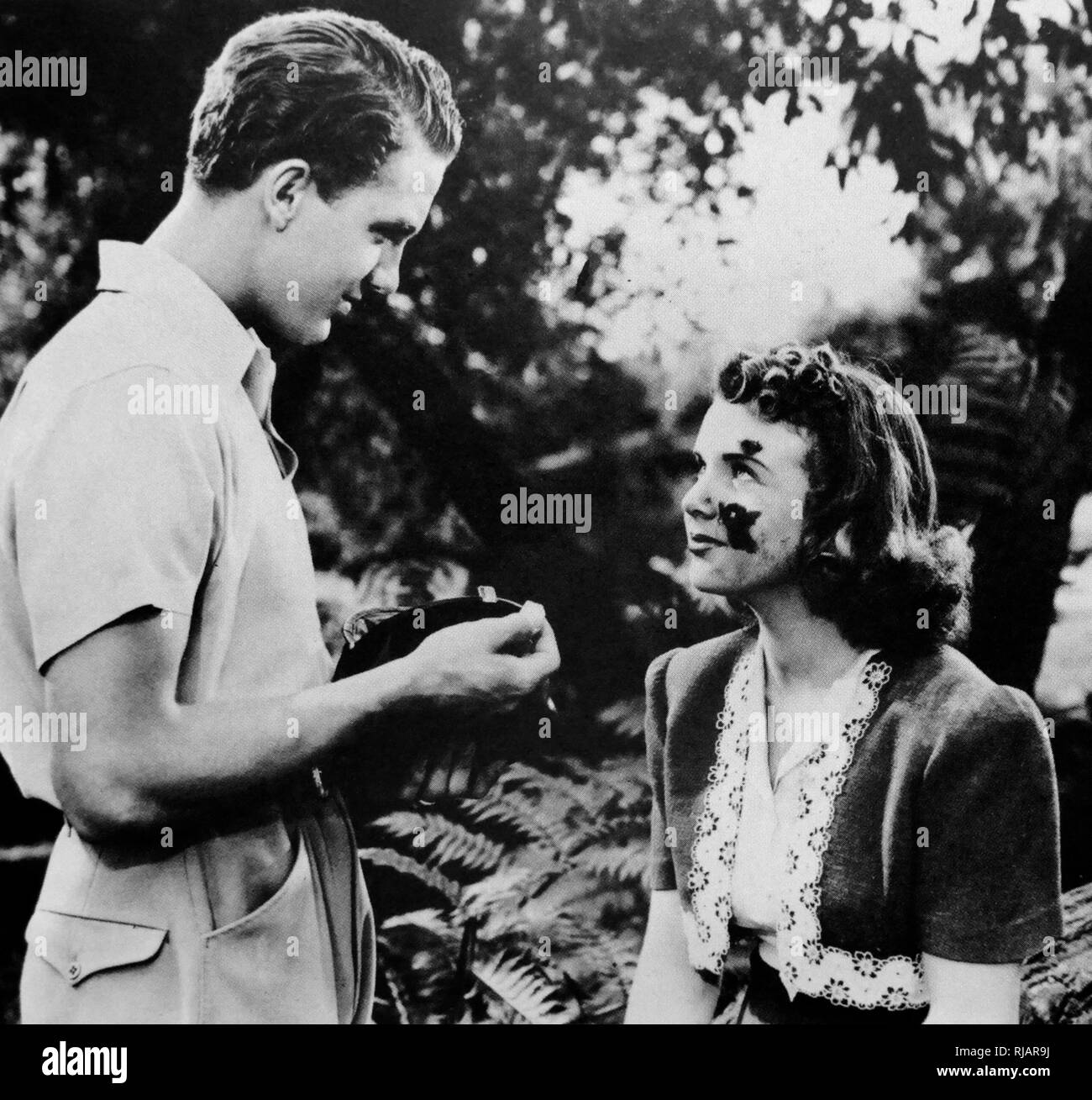Primo amore è un 1939 American film musicale diretto da Henry Koster e interpretato da Deanna Durbin. Basato sulla favola di Cenerentola, il film è su un orfano che viene inviato a vivere con la sua ricca zia e lo zio dopo essersi laureato dal collegio. Foto Stock