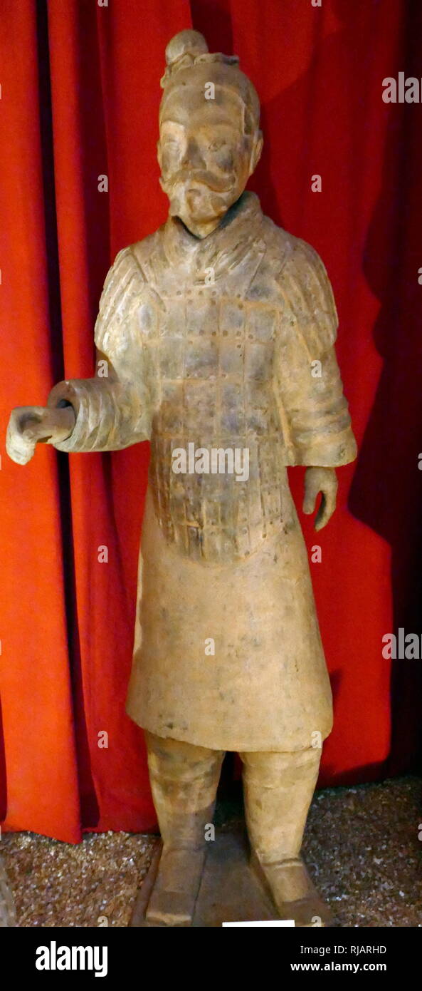 Riproduzione di una figura dall'Esercito di Terracotta del soldato e cavallo funeraria, statue, raffiguranti gli eserciti di Qin Shi Huang, il primo imperatore della Cina. Si tratta di una forma di arte funeraria sepolti con l'imperatore nel 210-209 a.e.v. e il cui scopo era quello di proteggere l'imperatore nel suo aldilà. Le figure risalenti circa alla fine del terzo secolo a.c. sono stati scoperti nel 1974 dagli agricoltori locali nel distretto di Lintong, Xi'an, provincia di Shaanxi. Foto Stock