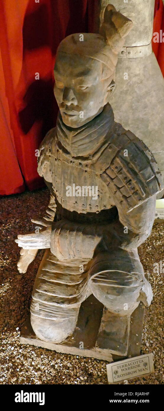 Riproduzione di una figura dall'Esercito di Terracotta del soldato e cavallo funeraria, statue, raffiguranti gli eserciti di Qin Shi Huang, il primo imperatore della Cina. Si tratta di una forma di arte funeraria sepolti con l'imperatore nel 210-209 a.e.v. e il cui scopo era quello di proteggere l'imperatore nel suo aldilà. Le figure risalenti circa alla fine del terzo secolo a.c. sono stati scoperti nel 1974 dagli agricoltori locali nel distretto di Lintong, Xi'an, provincia di Shaanxi. Foto Stock