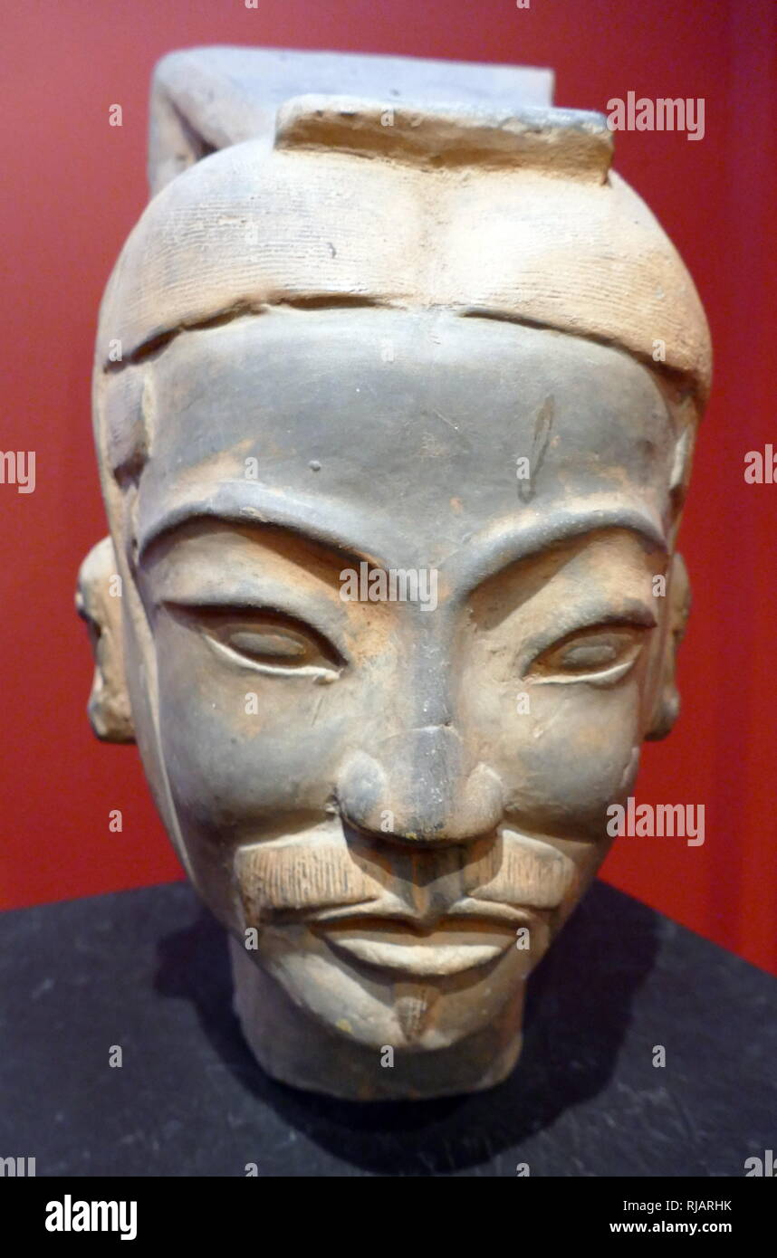 Riproduzione di una figura dall'Esercito di Terracotta del soldato e cavallo funeraria, statue, raffiguranti gli eserciti di Qin Shi Huang, il primo imperatore della Cina. Si tratta di una forma di arte funeraria sepolti con l'imperatore nel 210-209 a.e.v. e il cui scopo era quello di proteggere l'imperatore nel suo aldilà. Le figure risalenti circa alla fine del terzo secolo a.c. sono stati scoperti nel 1974 dagli agricoltori locali nel distretto di Lintong, Xi'an, provincia di Shaanxi. Foto Stock