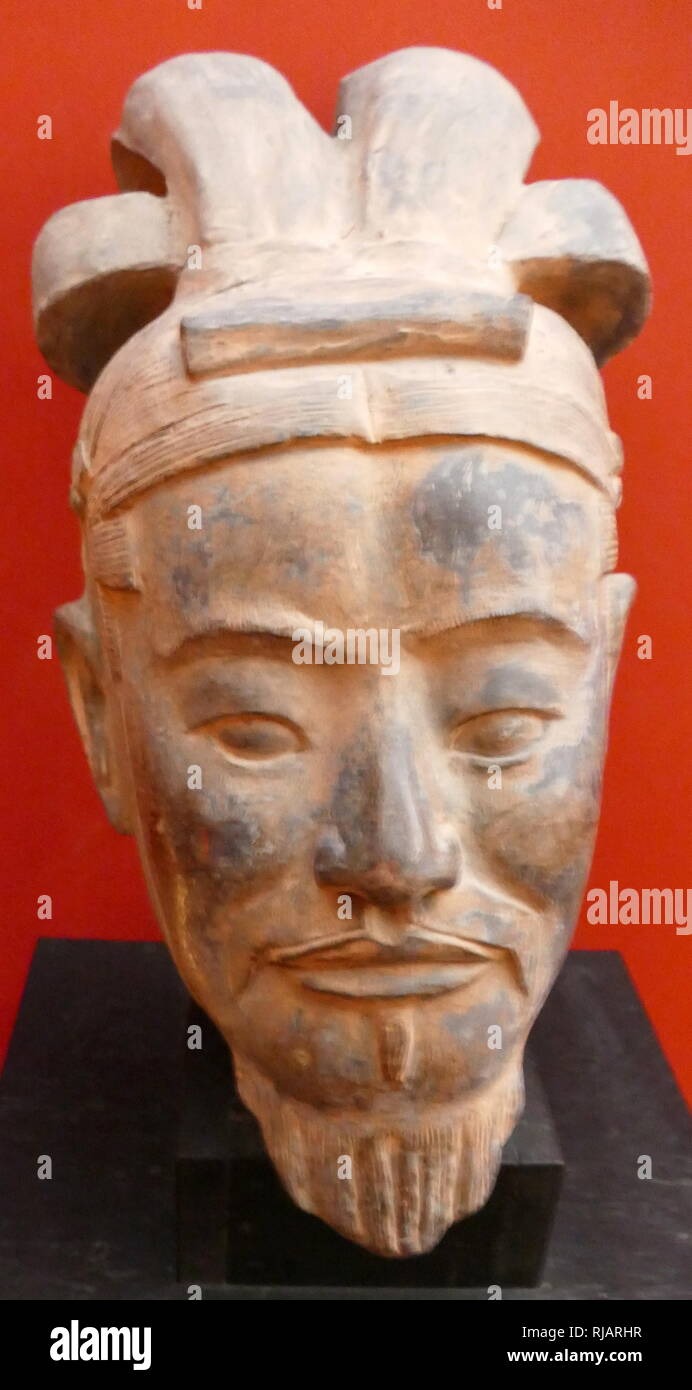 Riproduzione di una figura dall'Esercito di Terracotta del soldato e cavallo funeraria, statue, raffiguranti gli eserciti di Qin Shi Huang, il primo imperatore della Cina. Si tratta di una forma di arte funeraria sepolti con l'imperatore nel 210-209 a.e.v. e il cui scopo era quello di proteggere l'imperatore nel suo aldilà. Le figure risalenti circa alla fine del terzo secolo a.c. sono stati scoperti nel 1974 dagli agricoltori locali nel distretto di Lintong, Xi'an, provincia di Shaanxi. Foto Stock