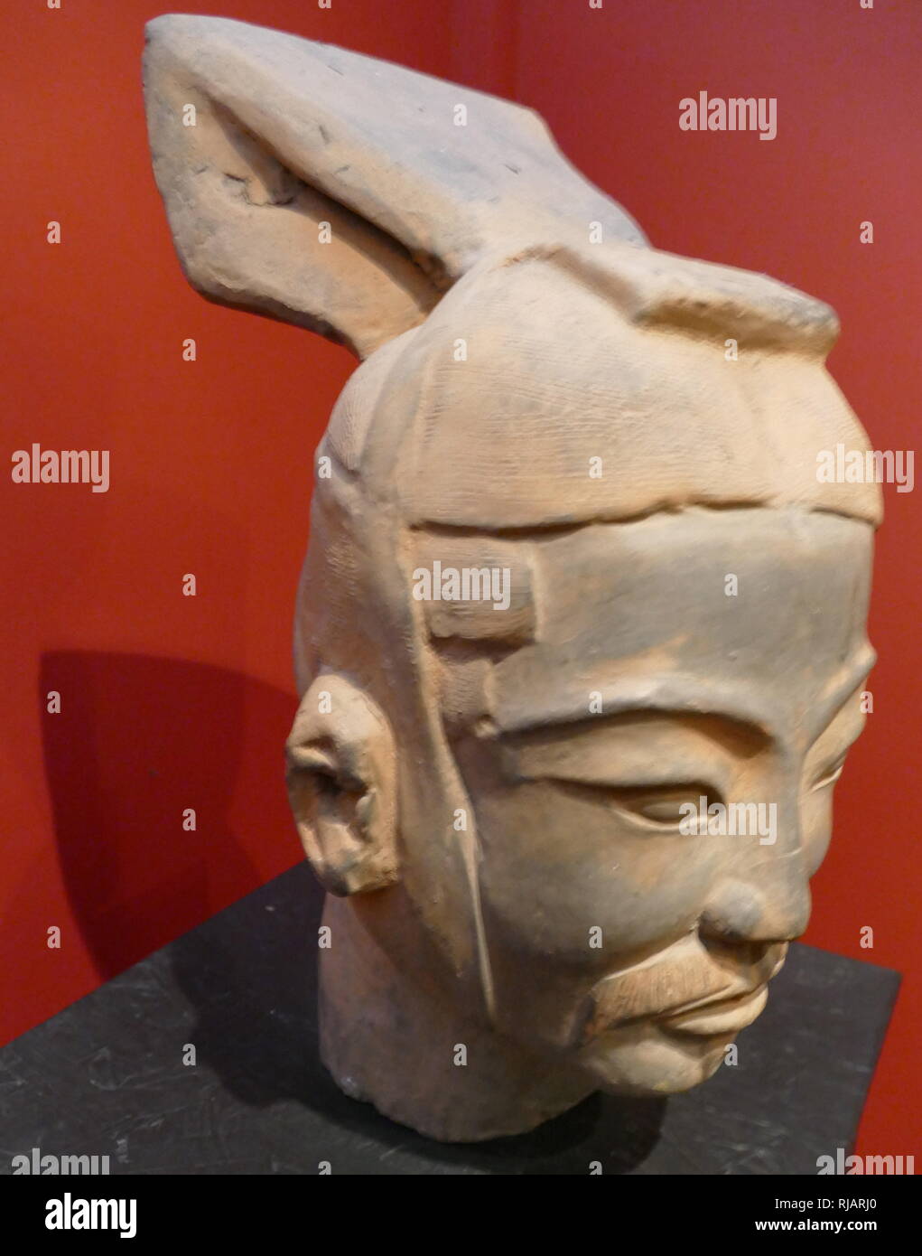 Riproduzione di una figura dall'Esercito di Terracotta del soldato e cavallo funeraria, statue, raffiguranti gli eserciti di Qin Shi Huang, il primo imperatore della Cina. Si tratta di una forma di arte funeraria sepolti con l'imperatore nel 210-209 a.e.v. e il cui scopo era quello di proteggere l'imperatore nel suo aldilà. Le figure risalenti circa alla fine del terzo secolo a.c. sono stati scoperti nel 1974 dagli agricoltori locali nel distretto di Lintong, Xi'an, provincia di Shaanxi. Foto Stock