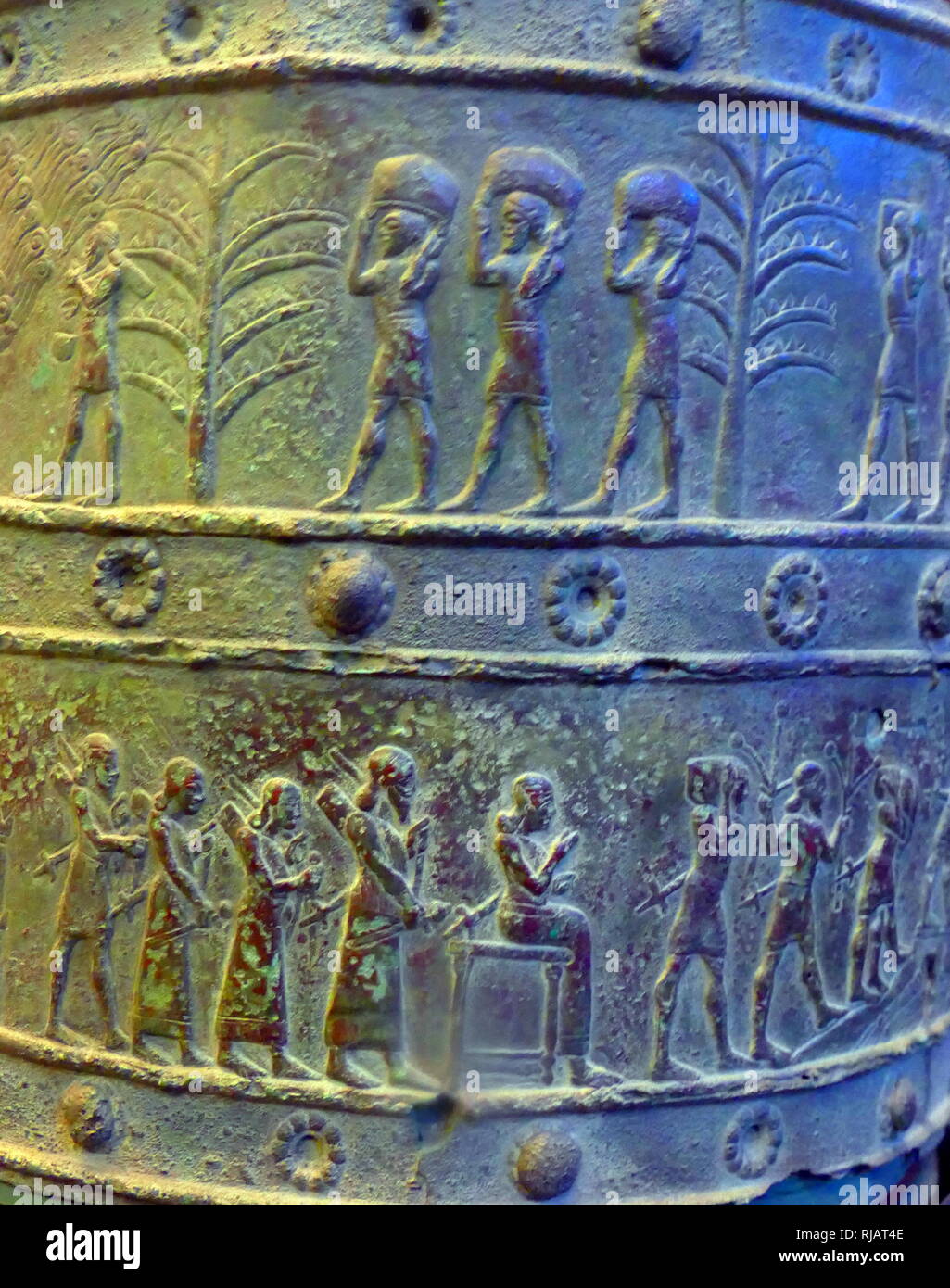 Cast in rilievo in una banda di bronzo dal Balawat cancelli. Balawat (antica Imgur-Enlil), risalente al regna di Ashurnasirpal II (r. 883-859 BC) e Shalmaneser III (r. 859-824 a.C.). Il loro uso estensivo di arte narrativa che ritraggono le gesta del re di Assiria ha cementato la loro posizione di alcune delle più importanti opere superstiti di arte dell'Impero Neo-Assyrian, paragonabile al vasto Palazzo assiro rilievi. Quando l'impero Neo-Assyrian cadde nel 614-612 A.C. Balawat fu distrutta. Foto Stock