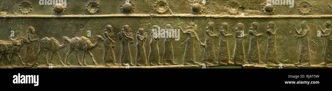 Cast in rilievo in una banda di bronzo dal Balawat cancelli. Balawat (antica Imgur-Enlil), risalente al regna di Ashurnasirpal II (r. 883-859 BC) e Shalmaneser III (r. 859-824 a.C.). Il loro uso estensivo di arte narrativa che ritraggono le gesta del re di Assiria ha cementato la loro posizione di alcune delle più importanti opere superstiti di arte dell'Impero Neo-Assyrian, paragonabile al vasto Palazzo assiro rilievi. Quando l'impero Neo-Assyrian cadde nel 614-612 A.C. Balawat fu distrutta. Foto Stock