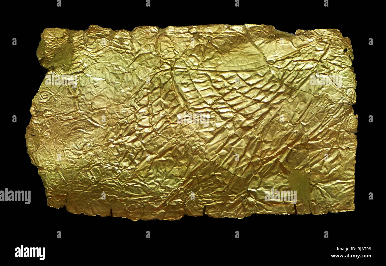 Il foglio di copertura in oro per vetro a forma di vaso di placca, micenee, 1350-1200 A.C. Grecia micenea (o civiltà Micenea) era l'ultima fase dell'Età del Bronzo in Grecia antica (c. 1600-1100 BC). Esso rappresenta la prima civiltà avanzate nella Grecia continentale Foto Stock