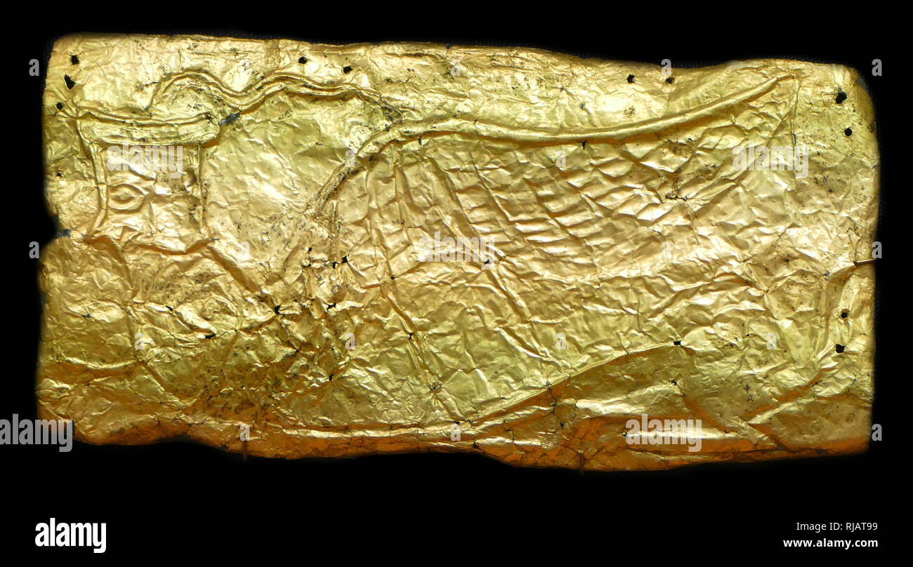 Il foglio di copertura in oro per vetro a forma di vaso di placca, micenee, 1350-1200 A.C. Grecia micenea (o civiltà Micenea) era l'ultima fase dell'Età del Bronzo in Grecia antica (c. 1600-1100 BC). Esso rappresenta la prima civiltà avanzate nella Grecia continentale Foto Stock
