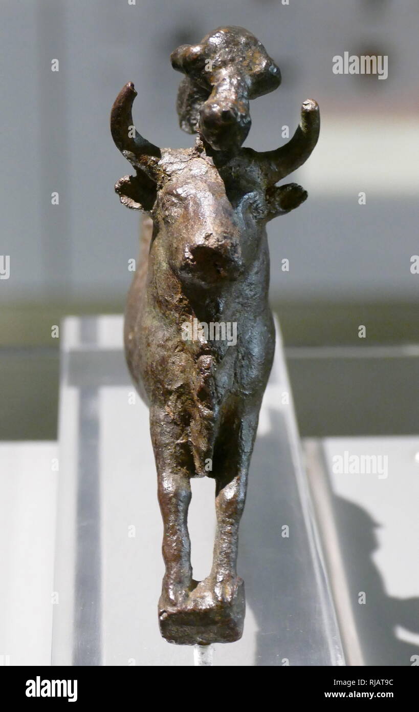 Statuetta in bronzo del toro e un acrobat; Minoan, 1550-1450 A.C. da sud ovest di Creta in Grecia. raffigurazioni di bull-saltando, bull-alle prese e la cattura di tori, appaiono in arte minoica e rappresentano gli aspetti della Minoan le attività religiose. Foto Stock