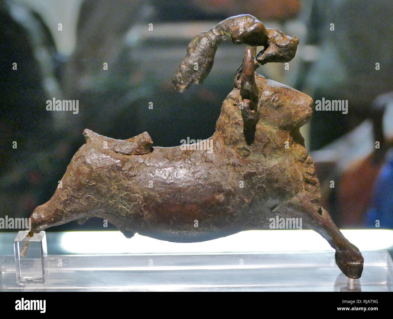 Statuetta in bronzo del toro e un acrobat; Minoan, 1550-1450 A.C. da sud ovest di Creta in Grecia. raffigurazioni di bull-saltando, bull-alle prese e la cattura di tori, appaiono in arte minoica e rappresentano gli aspetti della Minoan le attività religiose. Foto Stock