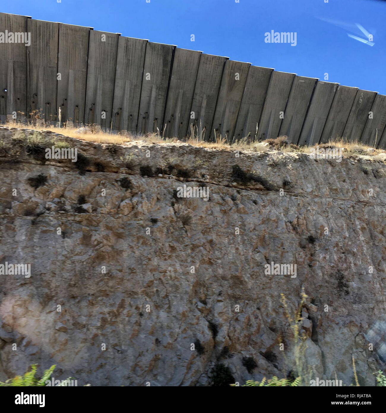 Gli israeliani in Cisgiordania barriera o parete è una barriera di separazione in Cisgiordania o lungo la linea verde. Israele ritiene una barriera di sicurezza contro il terrorismo, mentre i palestinesi lo chiamano una segregazione o parete di apartheid. La barriera è stata costruita durante la seconda Intifada che ha avuto inizio nel settembre 2000, e fu difeso dal governo israeliano come necessario per fermare l'ondata di violenza all'interno di Israele che la rivolta aveva portato con sé Foto Stock