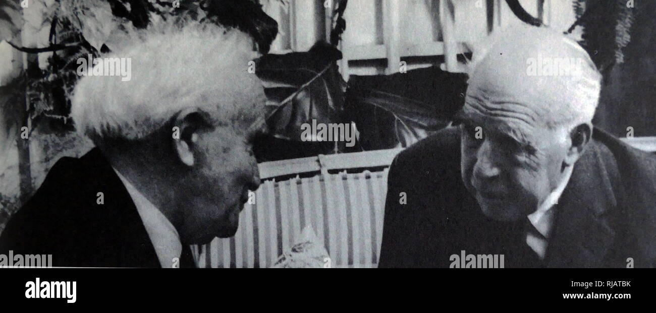 Niels Bohr incontra Israele il Primo Ministro David Ben-Gurion, durante la sua visita all'Istituto Weizmann in Israele nel 1958. Niels Bohr (1885 - 1962), fu un fisico danesi che hanno reso i contributi fondamentali per comprendere la struttura atomica e la teoria quantistica, per il quale ha ricevuto il Premio Nobel per la Fisica nel 1922. Foto Stock