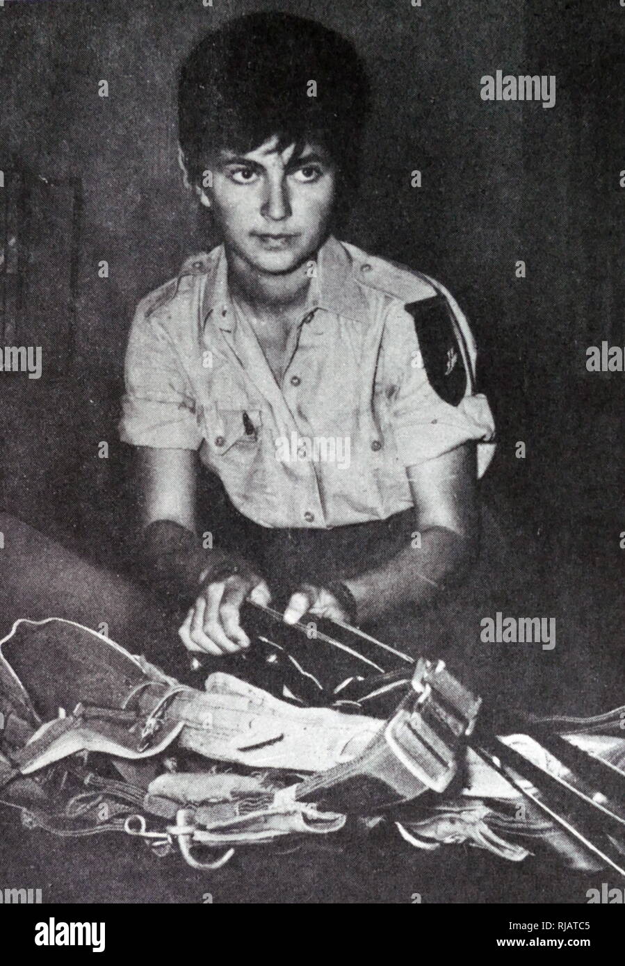 Femmina soldato israeliano controlla le attrezzature durante il 1967, la guerra dei sei giorni. Foto Stock