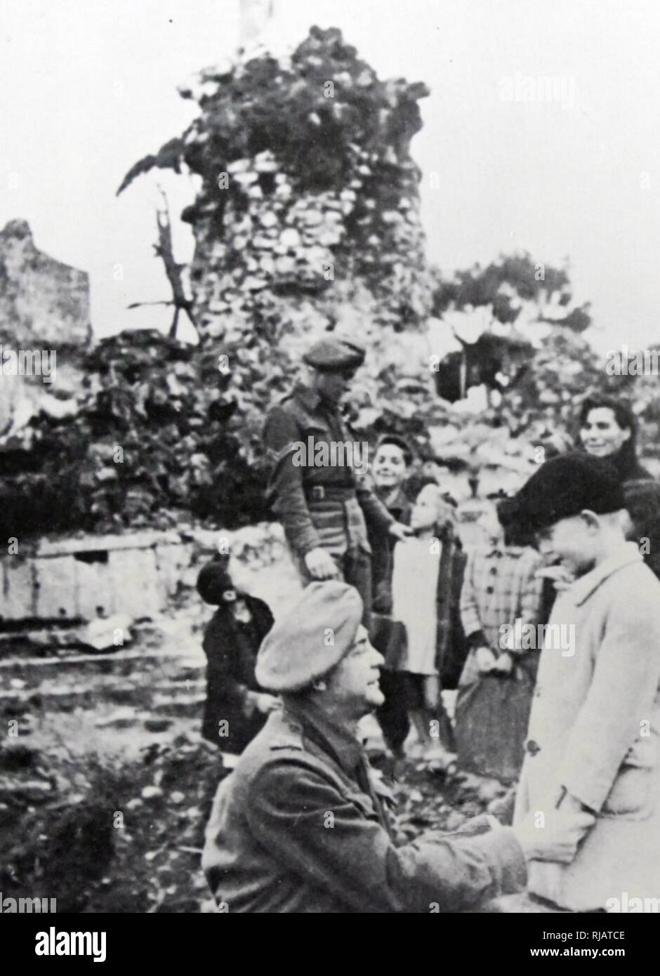 Olocausto ebraico superstiti in Italia incontro i soldati della brigata ebraica (soldati ebrei dalla Palestina, che serve nell'esercito britannico). 1945 Foto Stock