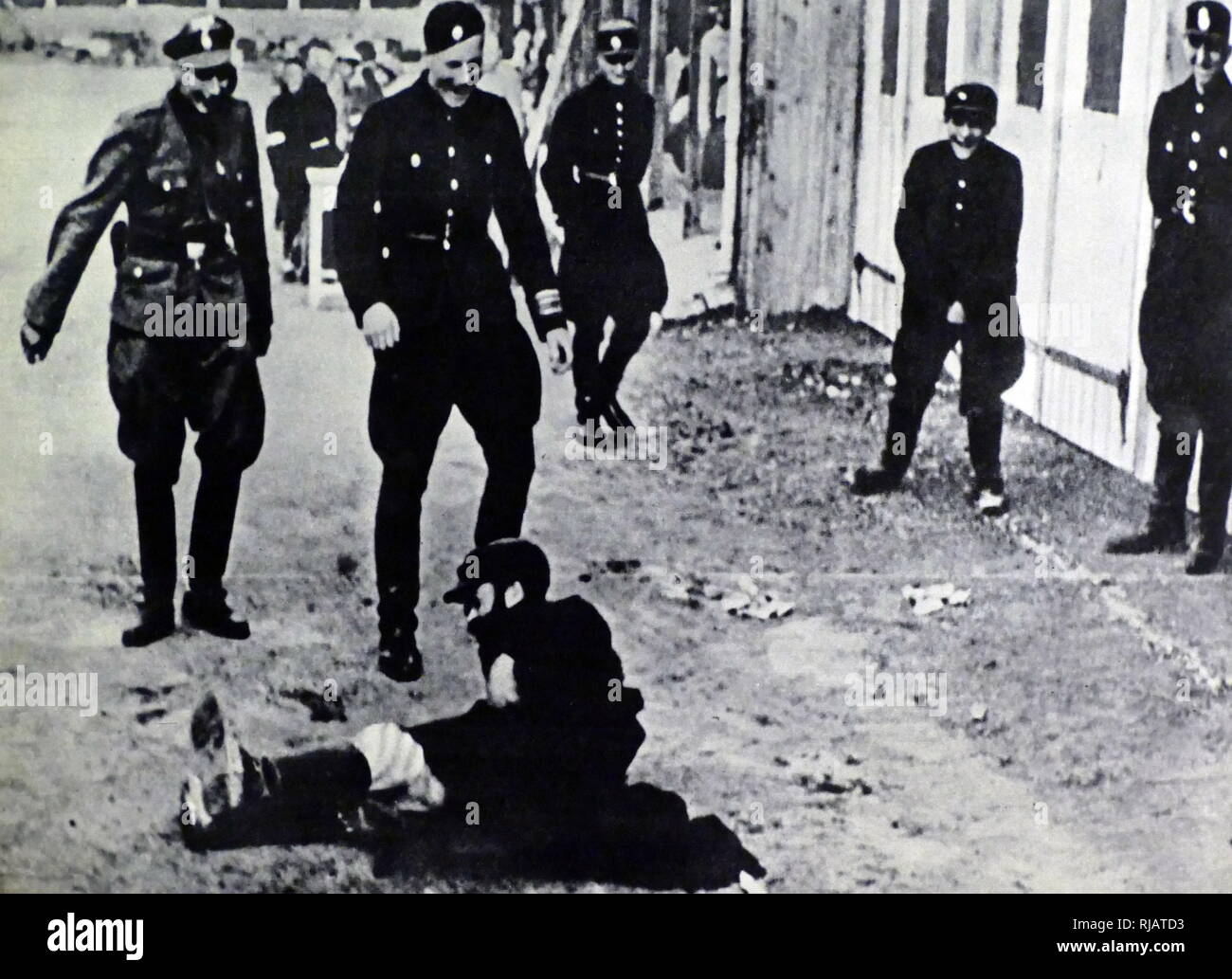 La polizia nazista e dei soldati di attaccare un uomo ebraico di Danzica, Polonia, dopo l'occupazione tedesca del 1939 Foto Stock