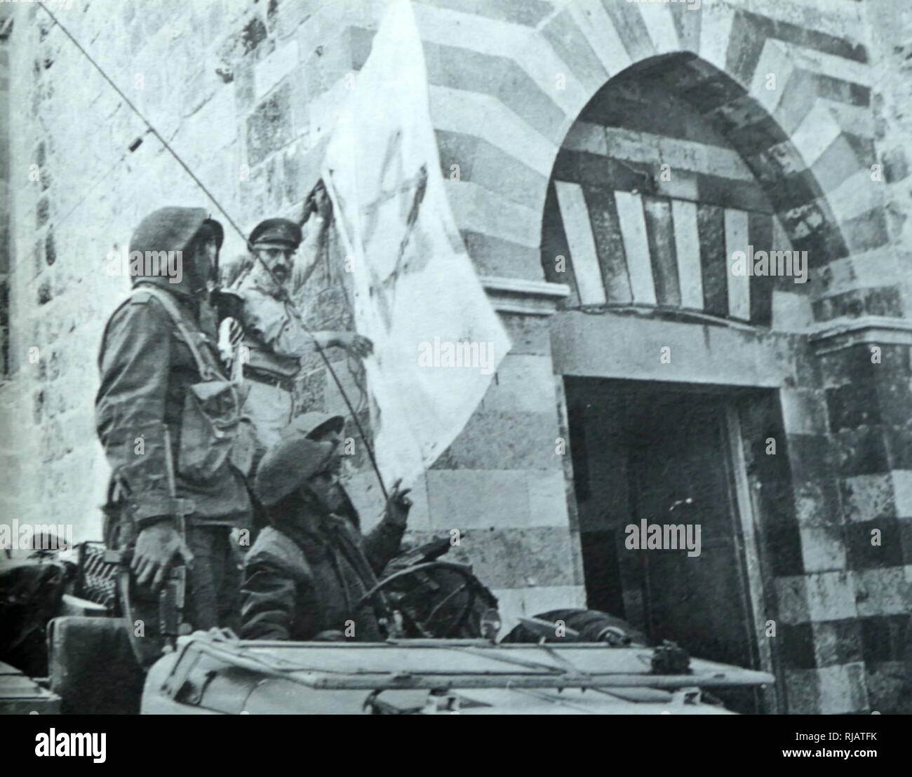 Durante la guerra dei sei giorni nel 1967, soldati israeliani immettere Hebron accompagnato da Shlomo Goren lo (1917 - 1994), capo del rabbinato militare delle forze di difesa israeliane, (successivamente Ashkenazi il Rabbino Capo di Israele dal 1973 al 1983), Foto Stock