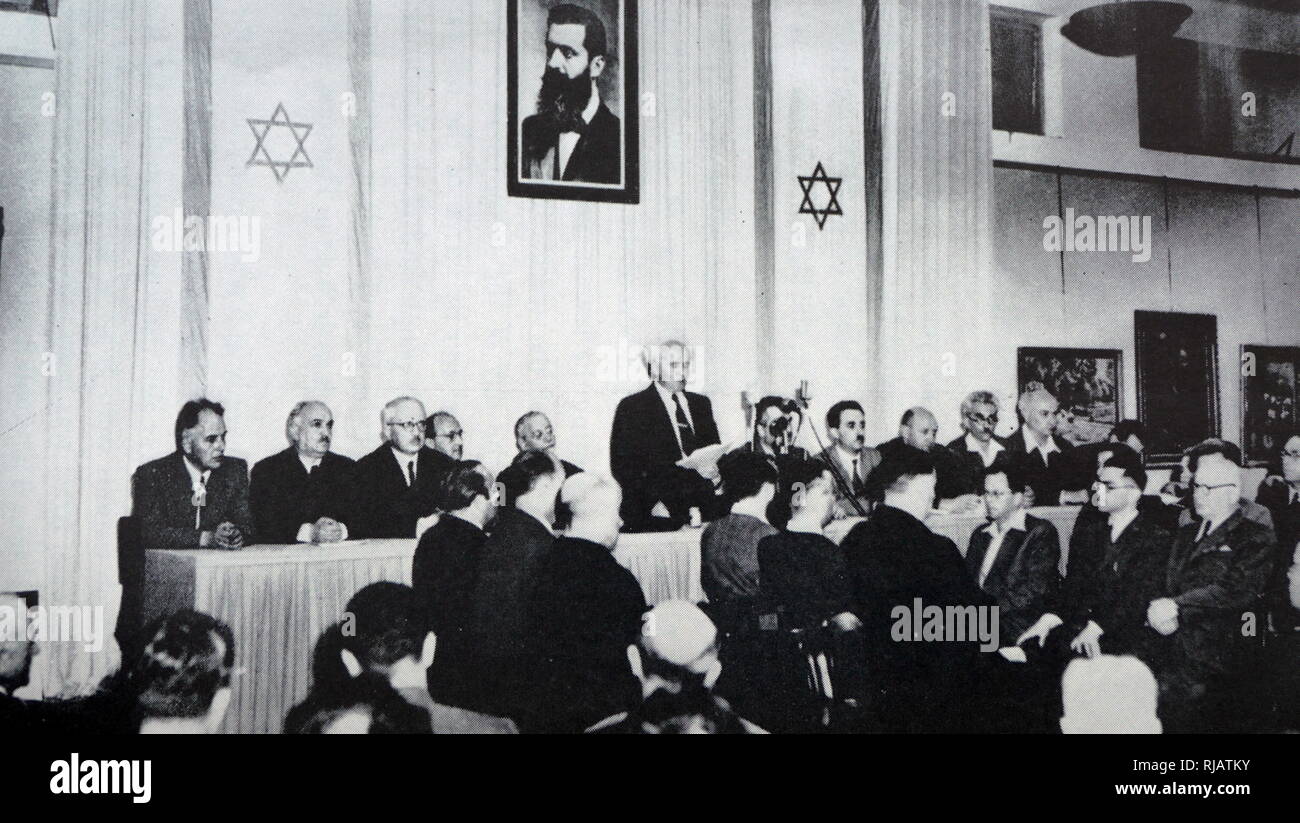 La dichiarazione israeliana di indipendenza, proclamato il 14 maggio 1948 da David Ben-Gurion, il capo esecutivo del Mondo Organizzazione sionista. Essa ha dichiarato la creazione di uno stato ebraico in Eretz-Israel, noto come lo Stato di Israele, che dovrebbero entrare in vigore al termine del mandato britannico a mezzanotte di quel giorno Foto Stock