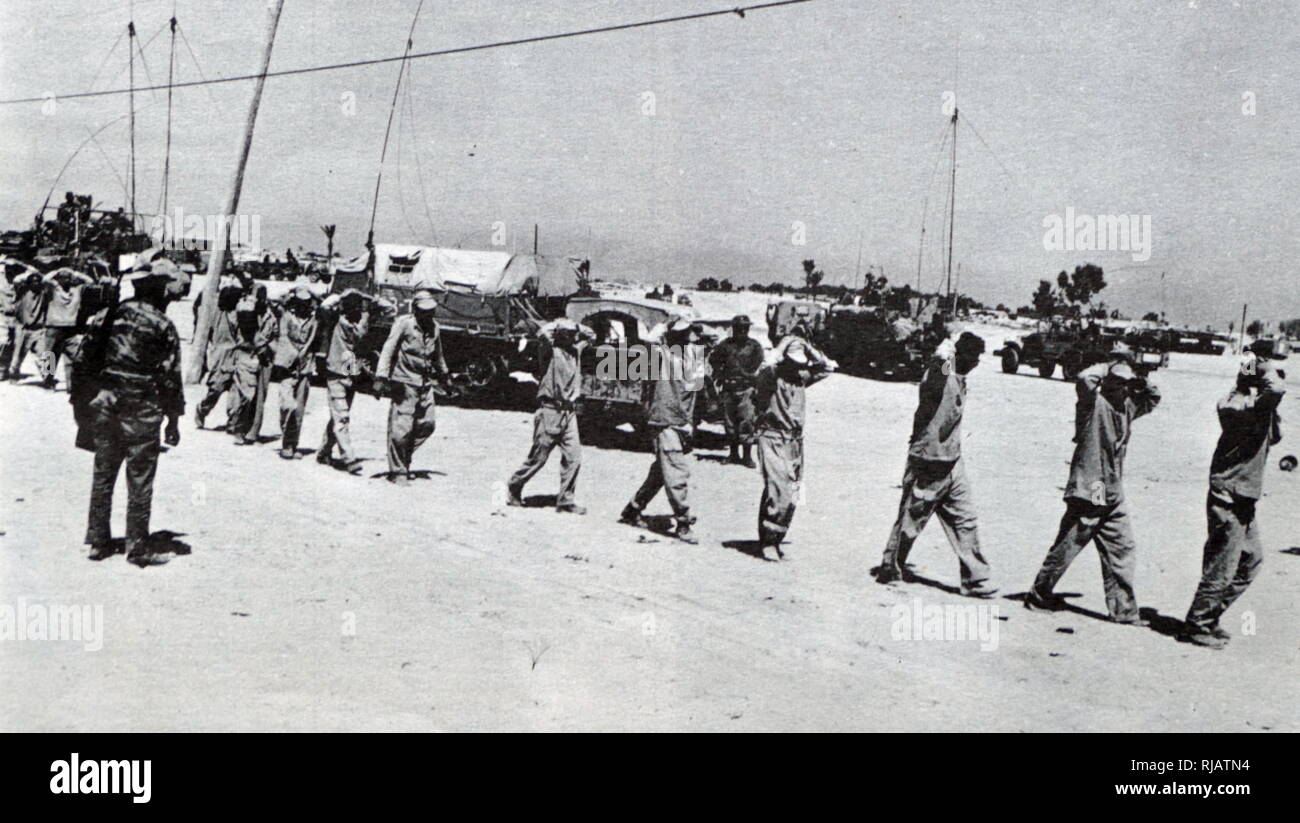 Truppe israeliane egiziano di cattura i soldati come prigionieri di guerra, nel Sinai egiziana regione, durante la guerra dei sei giorni 1967 Foto Stock