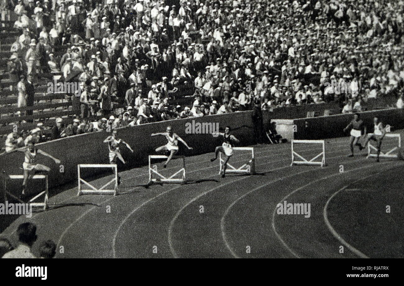 Fotografia dei 400 metri ostacoli durante il 1932 Giochi Olimpici presso il Los Angeles Memorial Coliseum. Foto Stock