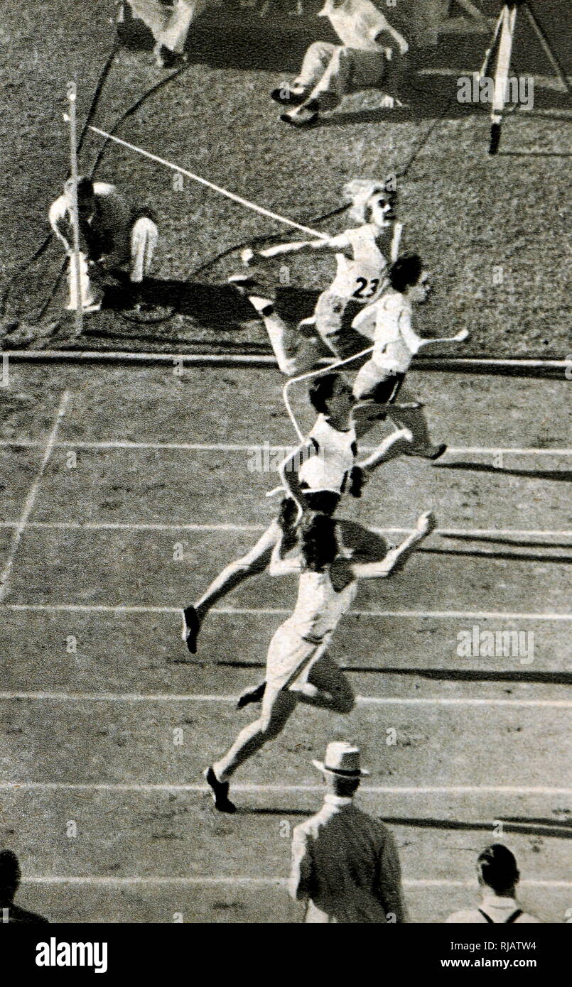 Fotografia del Signore 100 metri di gara al 1932 giochi olimpici. Stanisława Walasiewicz (1911-1980) ha portato a casa d'oro per la Polonia. Si è appreso che Walasiewicz aveva un cromosoma Y ed è stato intersechi Foto Stock