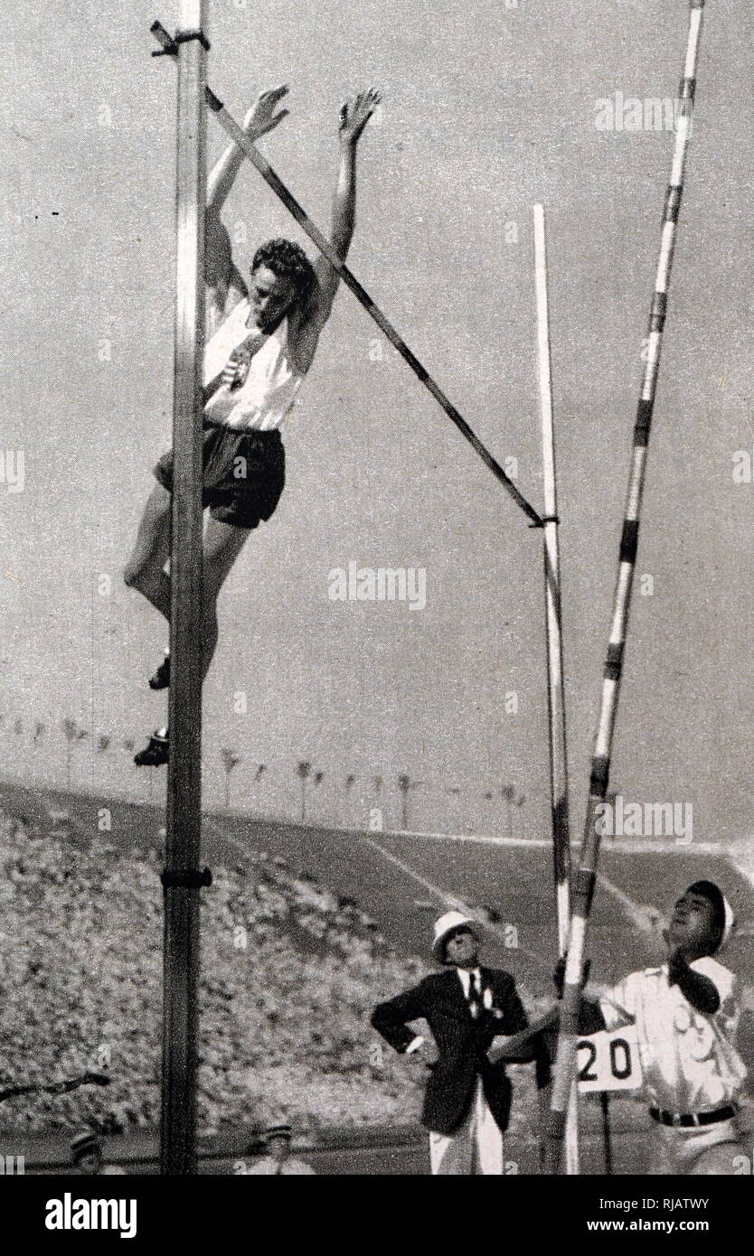 Fotografia di Péter Bácsalmási pole vaulting per Ungheria nel decathlon durante il 1932 giochi olimpici. Foto Stock