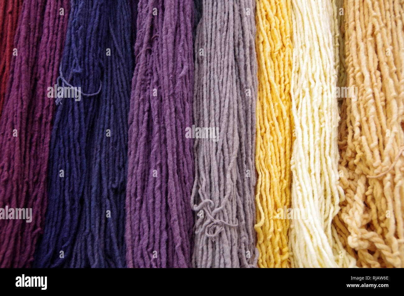 Lana Merinos colorati tessili tinti lungo appendere i fili Foto Stock