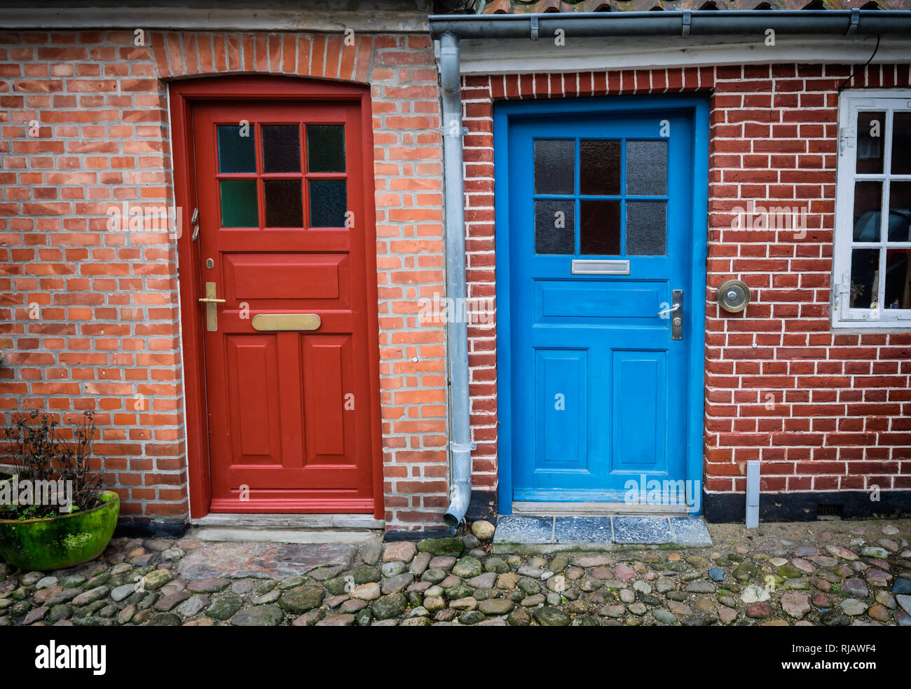 Tradizionale porta colorati in Ribe, Danimarca Foto Stock