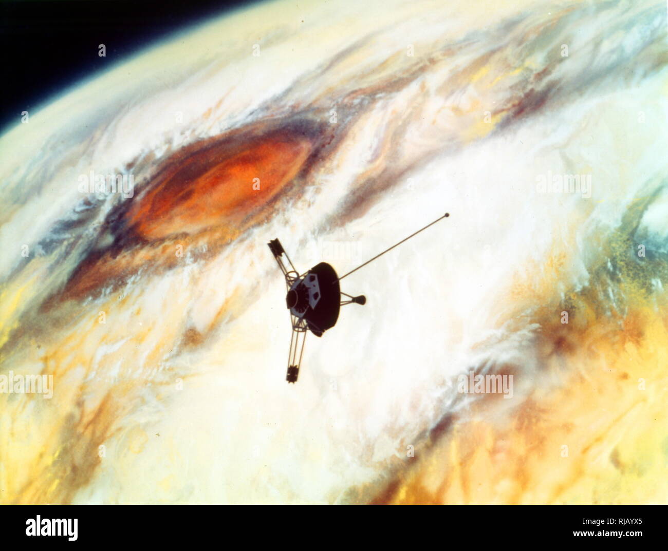 Artista della impressione di Pioneer 10's volo di Giove. Pioneer 10 (designato originariamente Pioneer F) è un americano di sonda spaziale, lanciato nel 1972 e a un peso di 258 kg (569 libbre), che ha completato la prima missione per il pianeta Giove. Successivamente, Pioneer 10 divenne il primo di cinque oggetti artificiali per raggiungere la velocità di fuga che consentirà loro di lasciare il sistema solare. Foto Stock