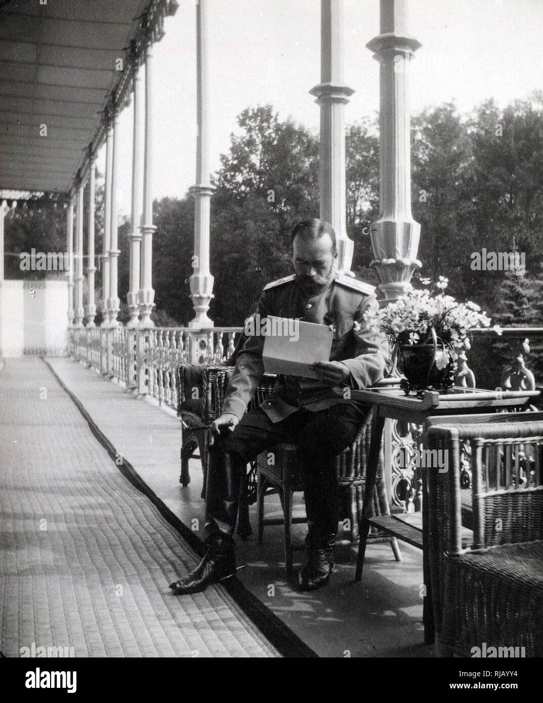 Nicholas II o Nikolai II (1868 - 17 luglio 1918), lo Zar di Russia. noto come San Nicola nella chiesa ortodossa russa, è stato l'ultimo imperatore di Russia, praticati a partire dal 1 Novembre 1894 fino alla sua abdicazione forzata il 15 marzo 1917. Il suo regno ha visto la caduta dell'impero russo da uno dei principali grandi potenze del mondo economico e militare di crollo. Foto Stock
