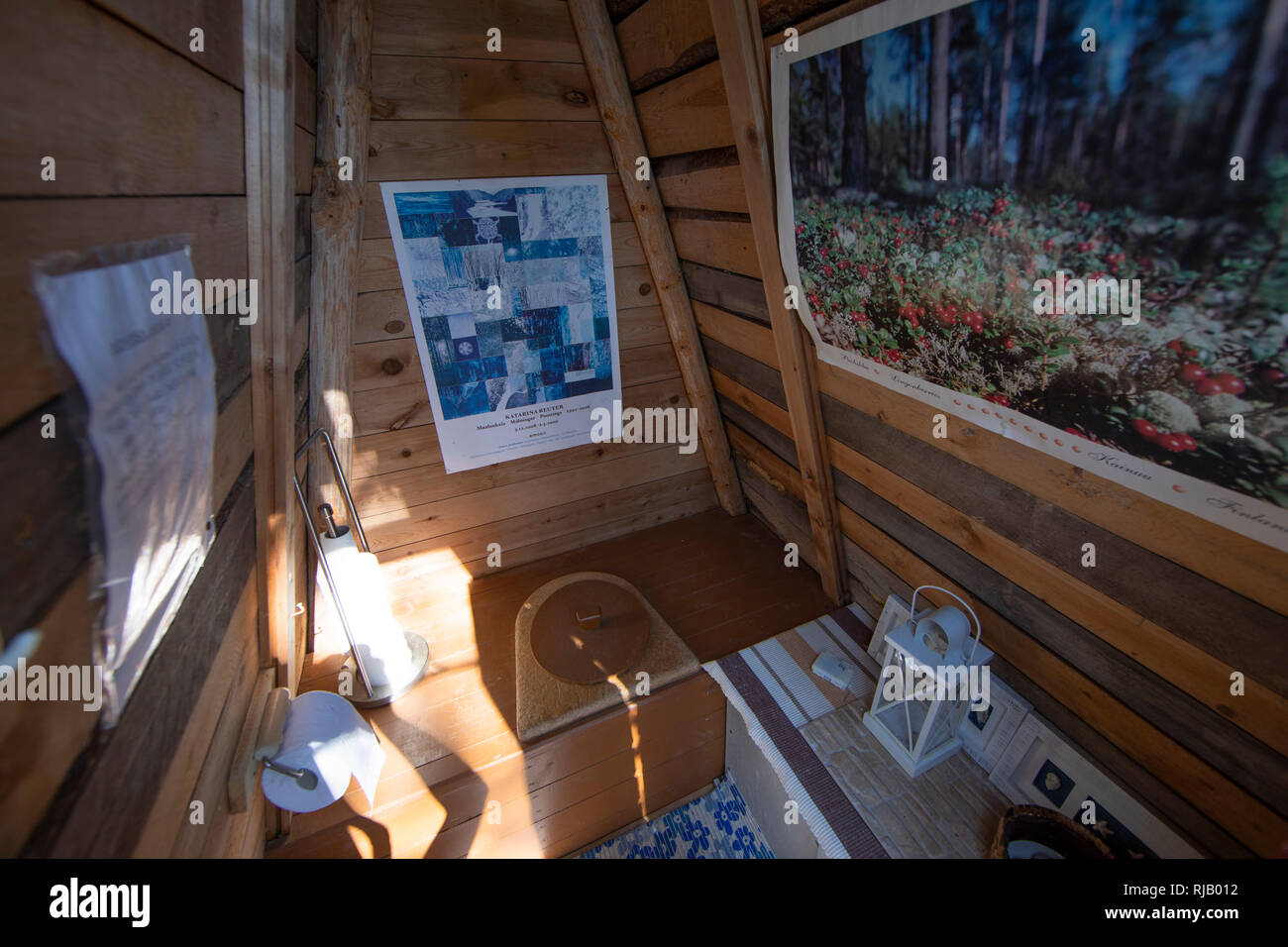 Finnland, Kuusamo, Toilette, Plumpsklo eines Ferienhauses einfachen (Mökki) Foto Stock