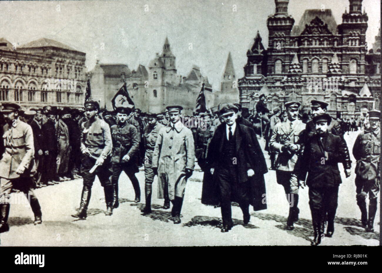 Vladimir Lenin con il leader sovietico nella Piazza Rossa di Mosca, Russia 1919 Foto Stock