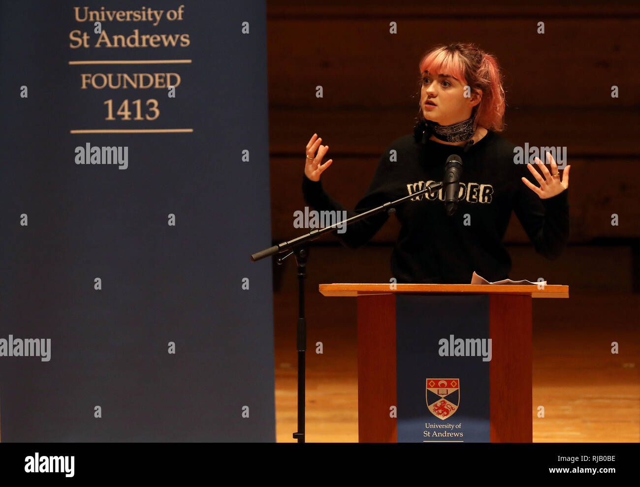 Gioco di troni star Maisie Williams reagisca durante il suo intervento nella sala più giovani a St Andrews University dove ha frequentato la sua carriera alla settimana e promuovere Daisie - il suo social networking app per i giovani artisti. Foto Stock