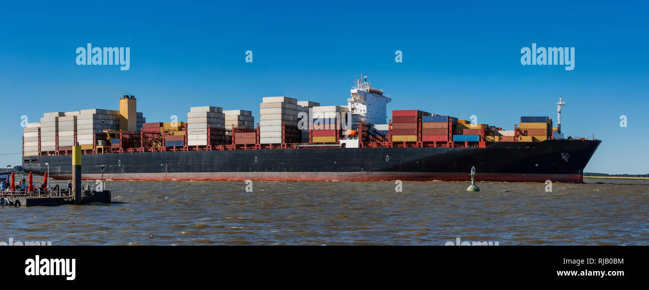 Nave portacontainer con contenitori colorati sull'Elba Foto Stock
